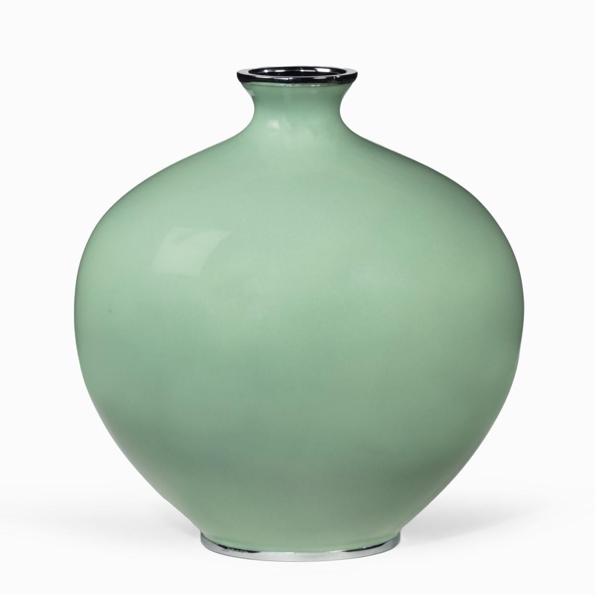 Cloisonné-Vase mit grünem Grund aus der Showa-Periode, mit zwei weißen und rosa Orchideen, verchromte Fassungen. Ando zugeschrieben. Japanisch, um 1950.
 
