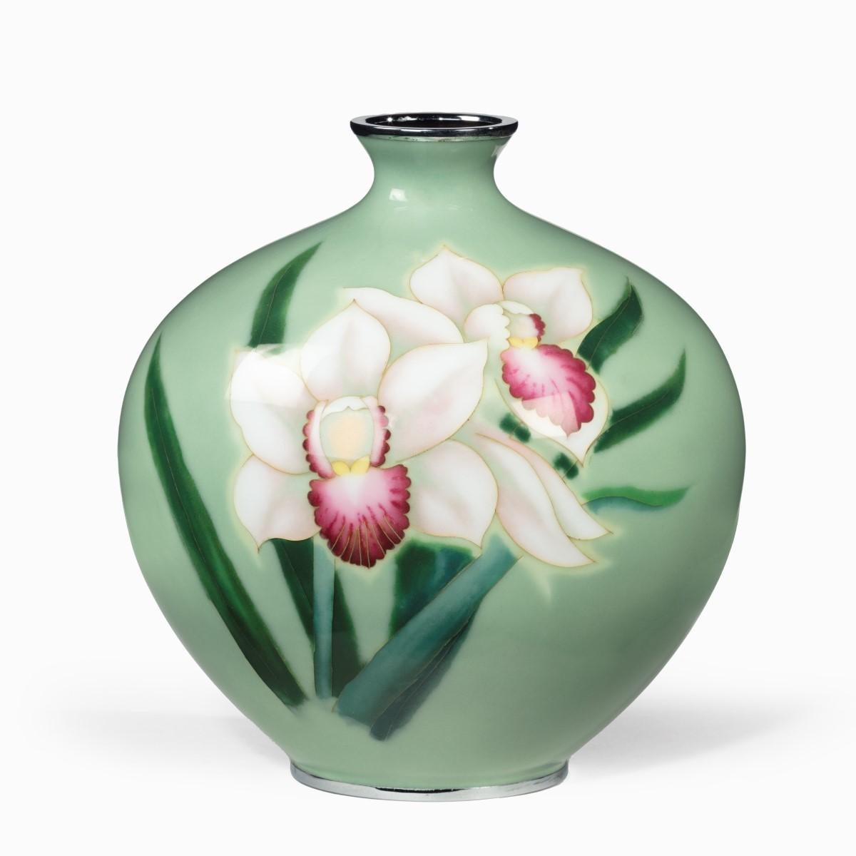 Cloisonné-Vase mit grünem Grund aus der Zeit von Elsa Periode (Showa) im Angebot