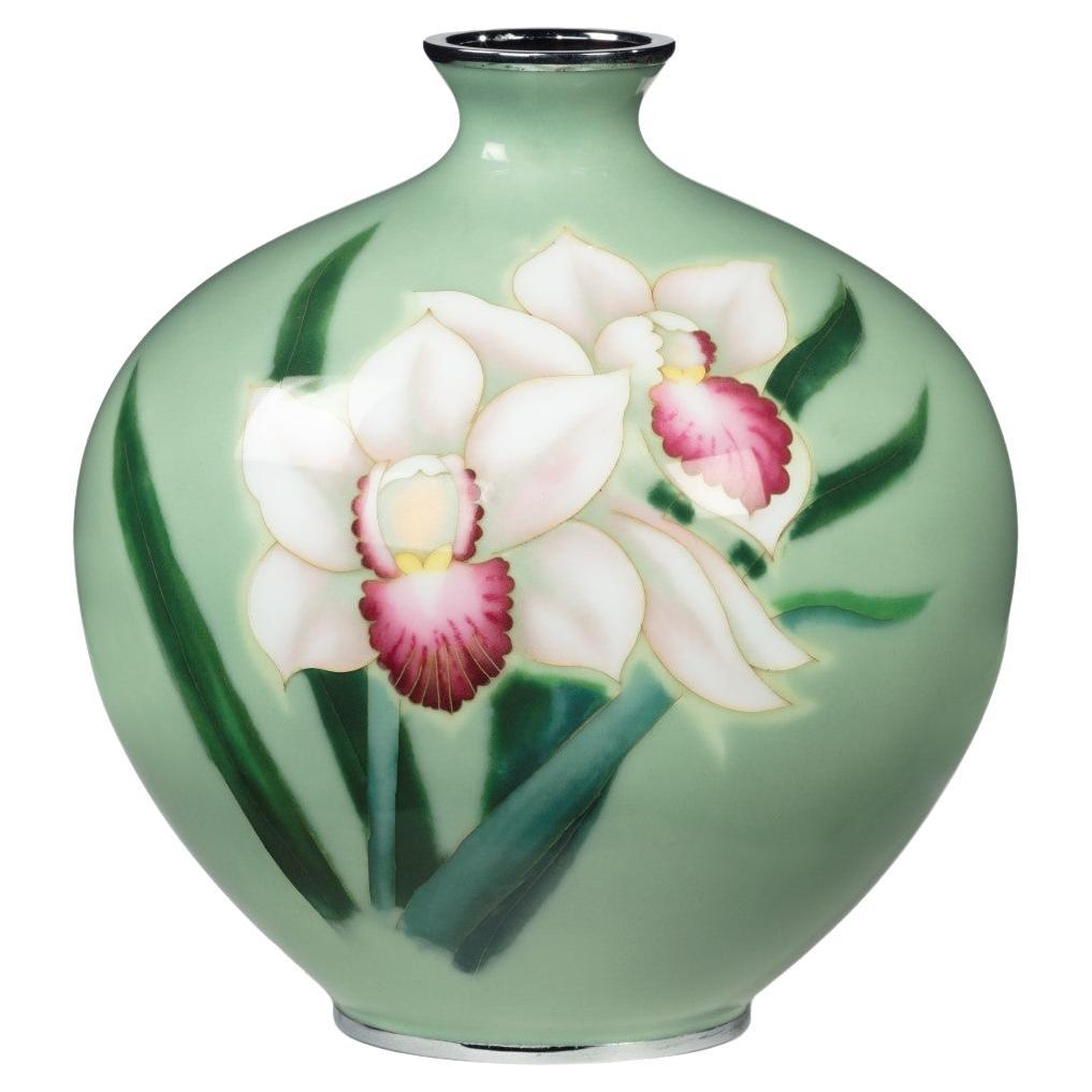 Vase en cloisonné à fond vert de la période Showa