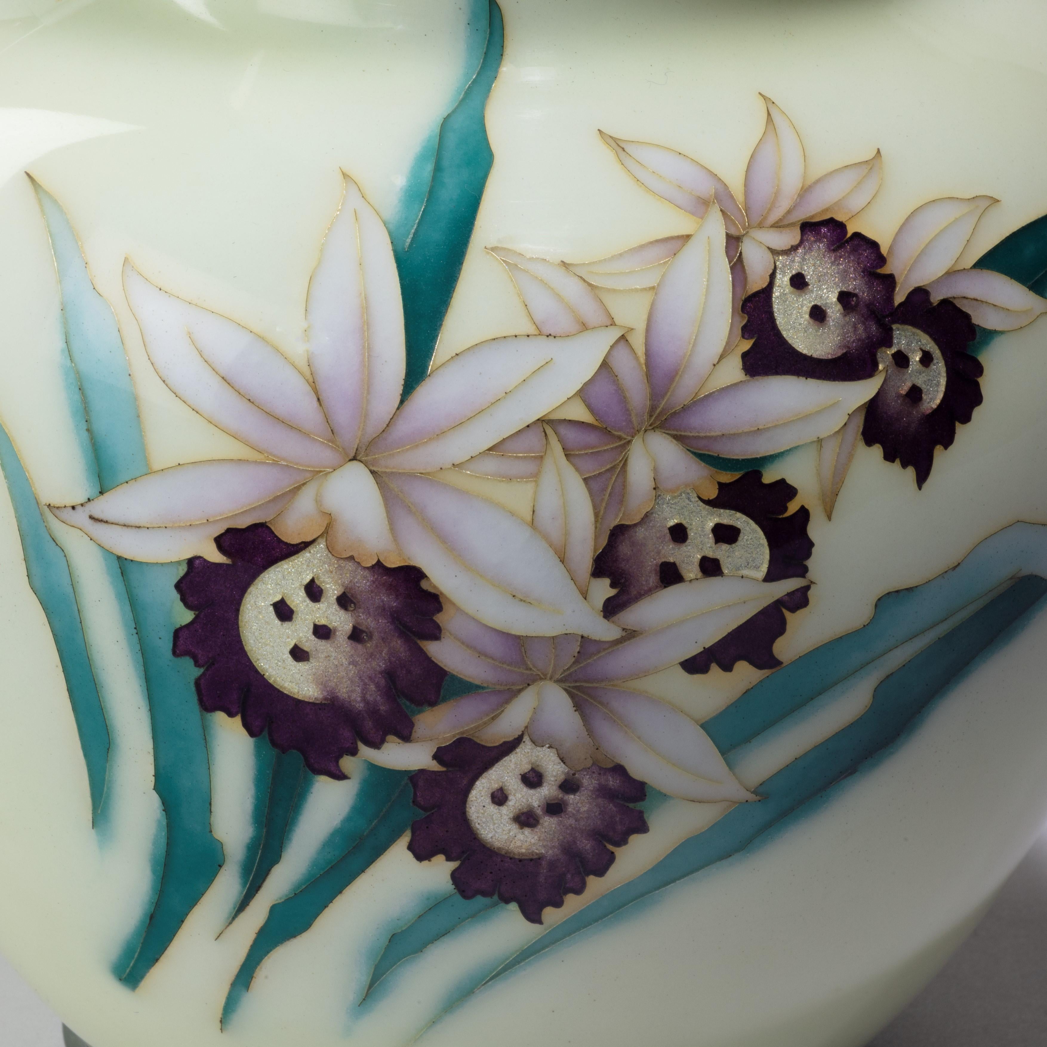 Blassgelbe Cloisonné-Vase aus der Zeit von Tamura (Japanisch) im Angebot