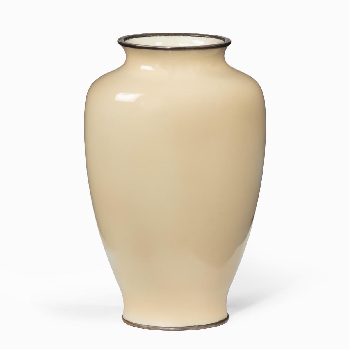 Vase aus Musen-Cloisonné-Emaille mit cremefarbenem Grund aus der Zeit von Ando aus der Zeit der Ando (Showa) im Angebot