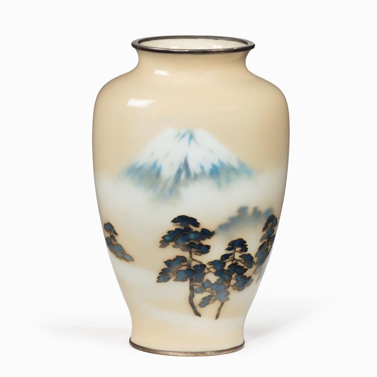 Vase aus Musen-Cloisonné-Emaille mit cremefarbenem Grund aus der Zeit von Ando aus der Zeit der Ando (Japanisch) im Angebot