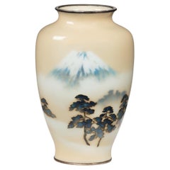Vase en émail cloisonné à fond crème et mousse de la période Showa d'Ando