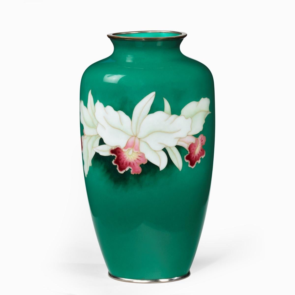 Japonais Grand vase en cloisonné d'époque Showa à fond vert foncé en vente