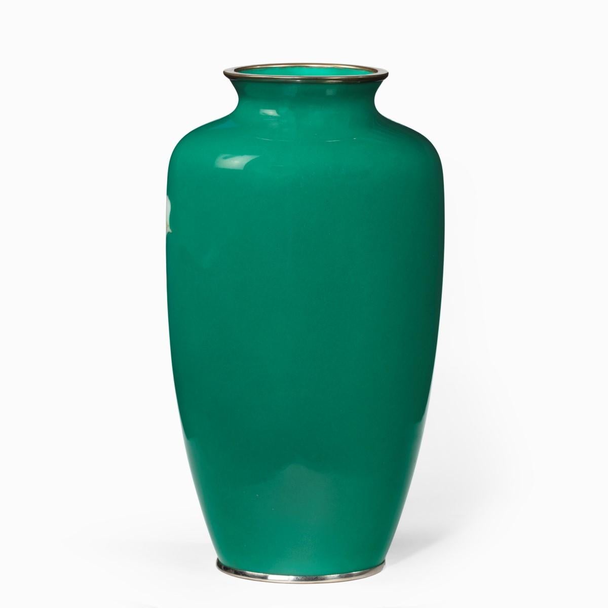 Große tiefgrüne Cloisonné-Vase mit tiefem Grüngrund aus der Zeit von Toskana (Japanisch) im Angebot