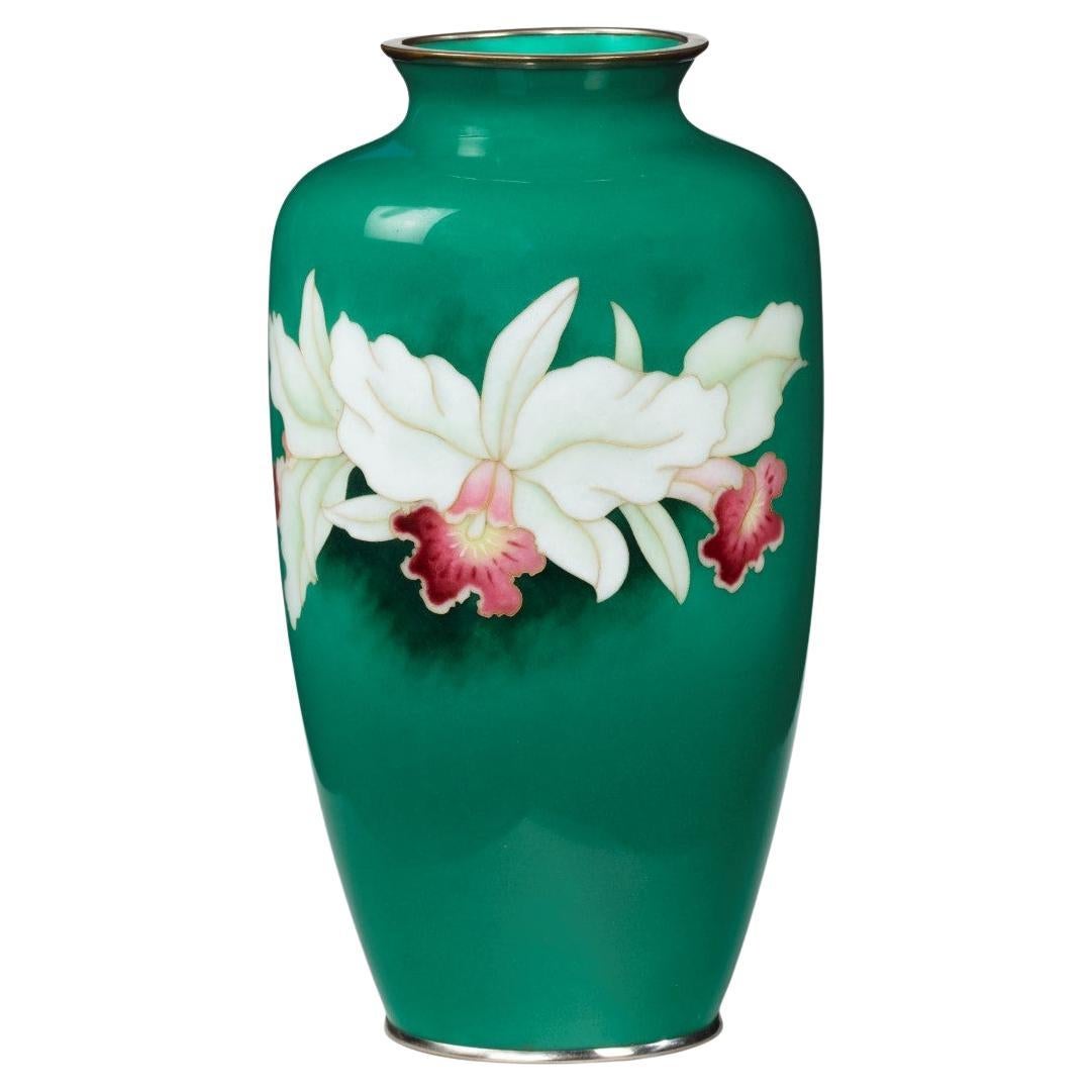 Grand vase en cloisonné d'époque Showa à fond vert foncé en vente
