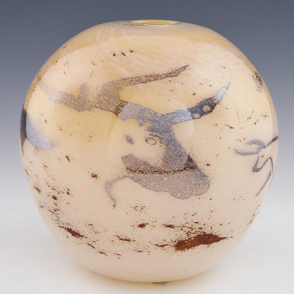 A Siddy Langley Lascaux-Inspired vase dated 2022 made in Cullompton, Devon
The bowl depicts images of aurochs from the Lascaux caves. Signed and dated.

Weight : 2344grams

Additional Information : The Lascaux caves in the Dordogne contain the