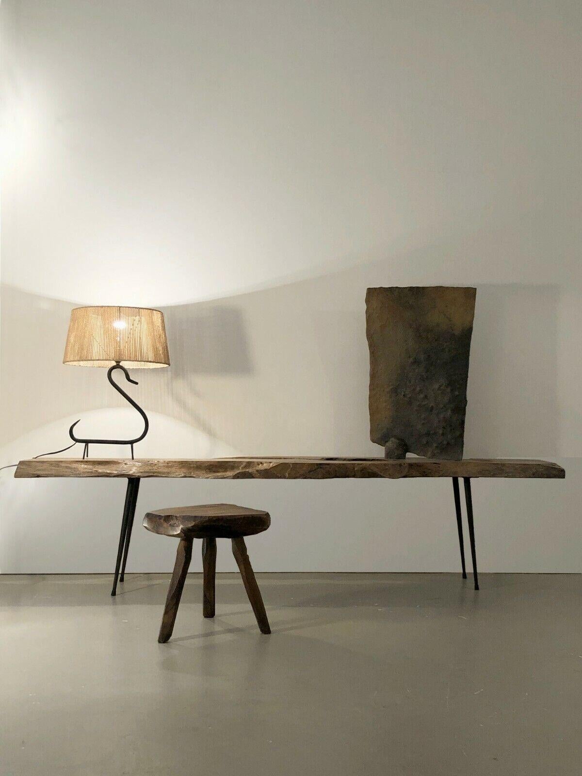 A spectacular low table or a side table (it can be used as a low console), Modernist, Brutalist, Forme-Libre, the tray being cut in a beautiful piece of a raw and massive wood depicting the natural silhouette of the tree, assembled on four metal