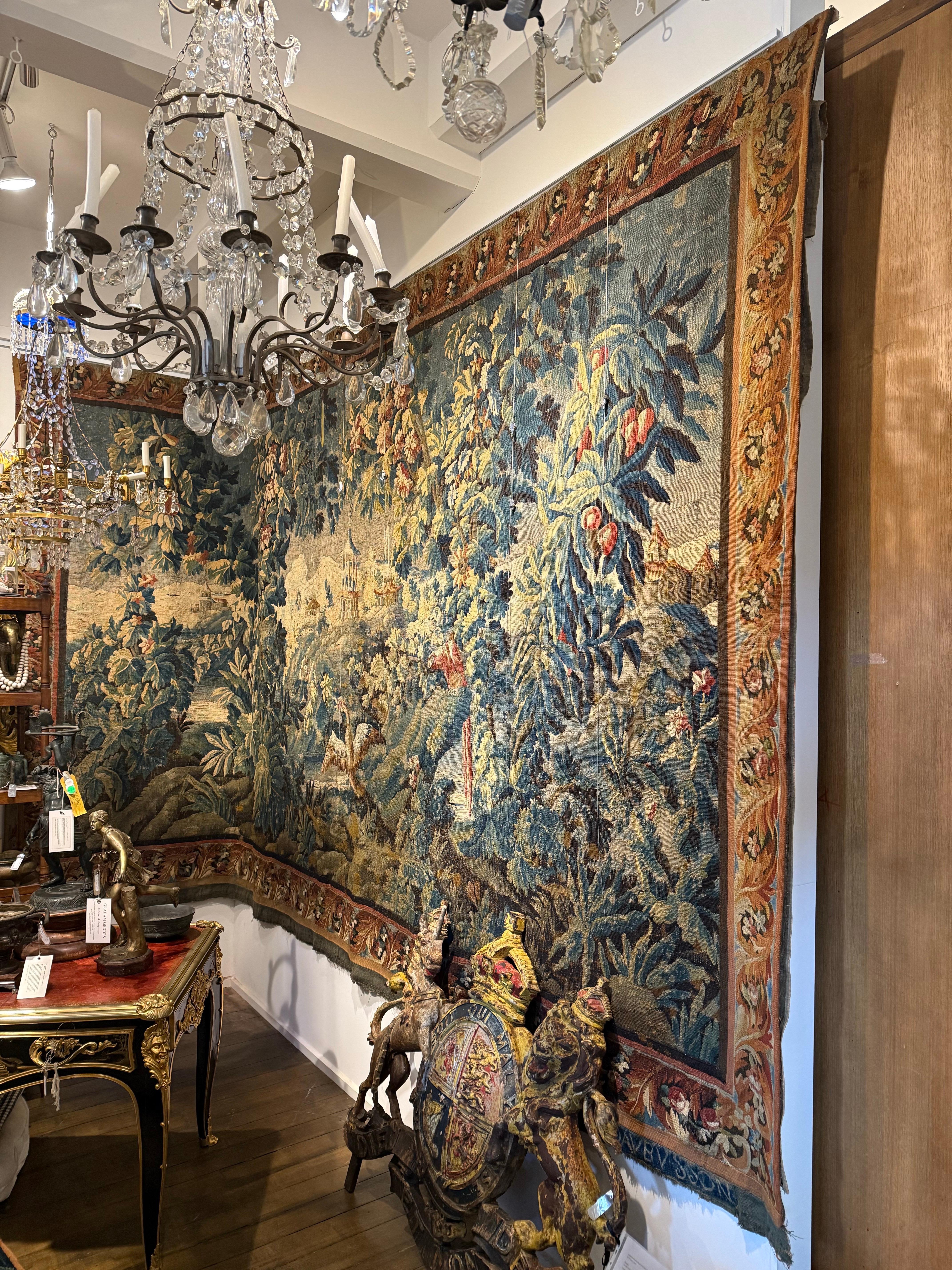 Tapisserie en verdure d'Aubusson signée, fin du 17e - début du 18e siècle

La bordure de fleurs en spirale entoure un paysage oriental exotique peuplé d'oiseaux au premier plan parmi des plantes à fleurs et à grandes feuilles, un lac au milieu et