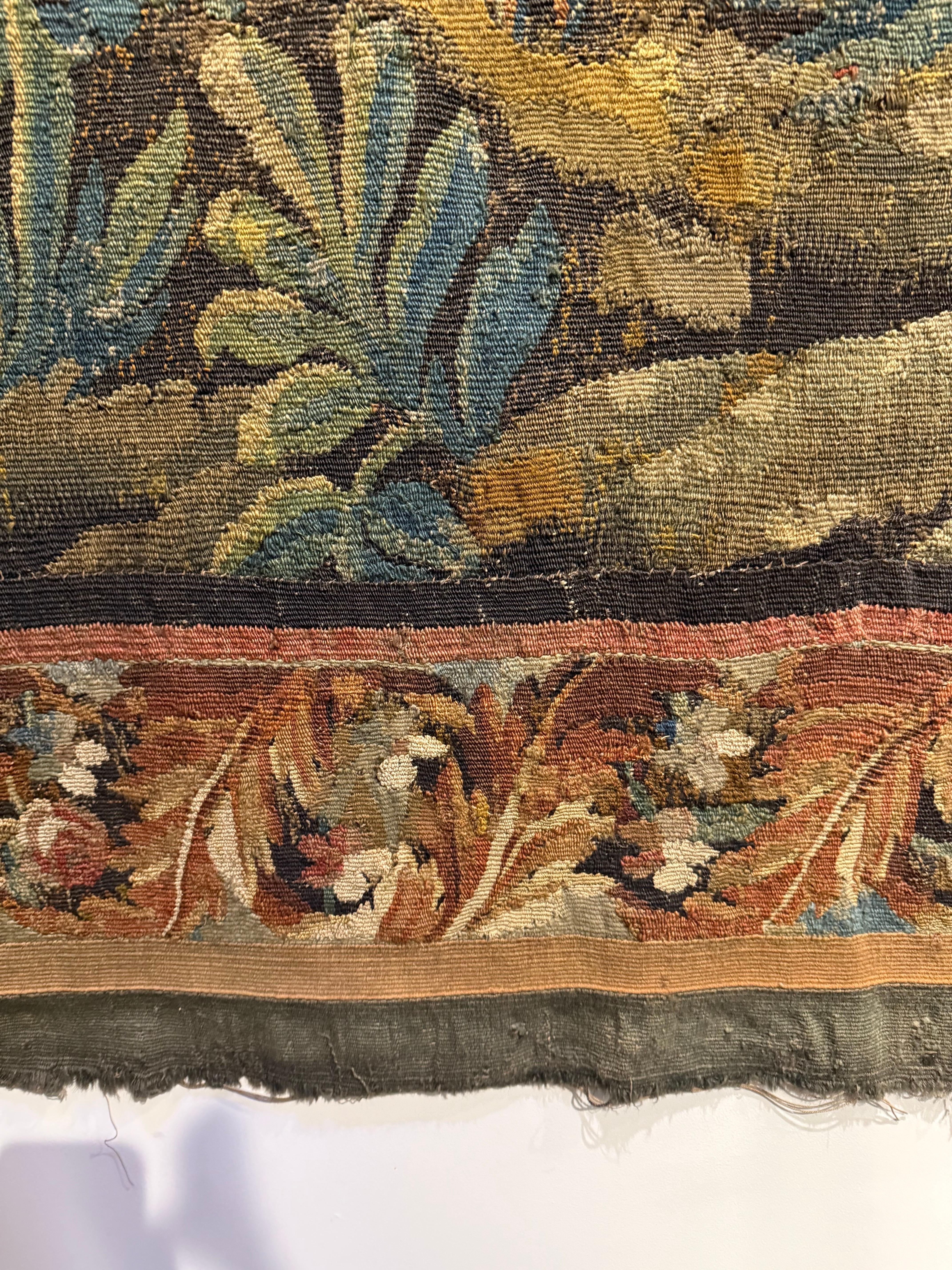 Noué à la main Tapisserie en verdure d'Aubusson signée, fin du 17e - début du 18e siècle en vente