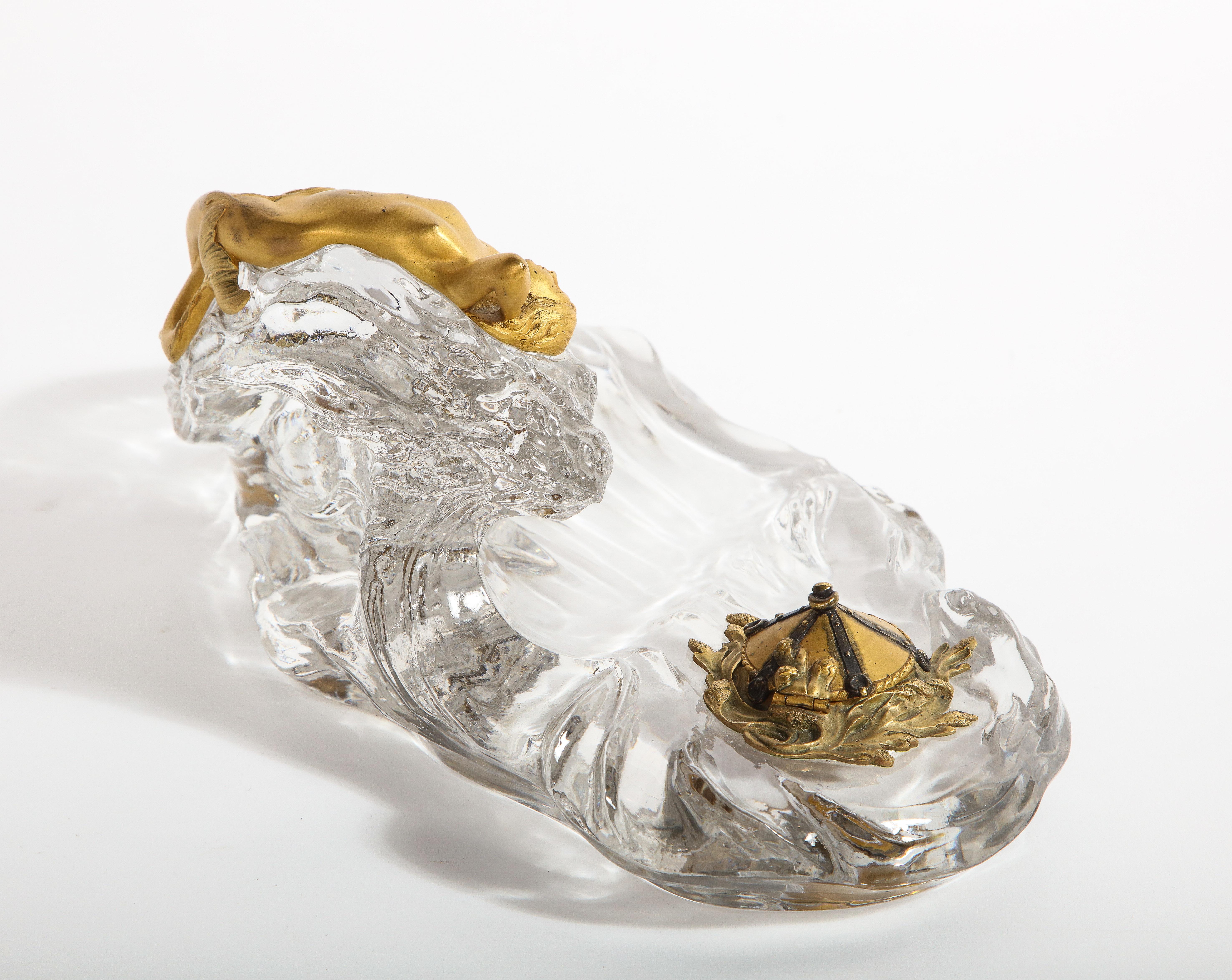 Signiertes nautisches Baccarat-Kristall-Tintenfass mit einer Jungfrau aus Goldbronze, signiert (Bronze) im Angebot