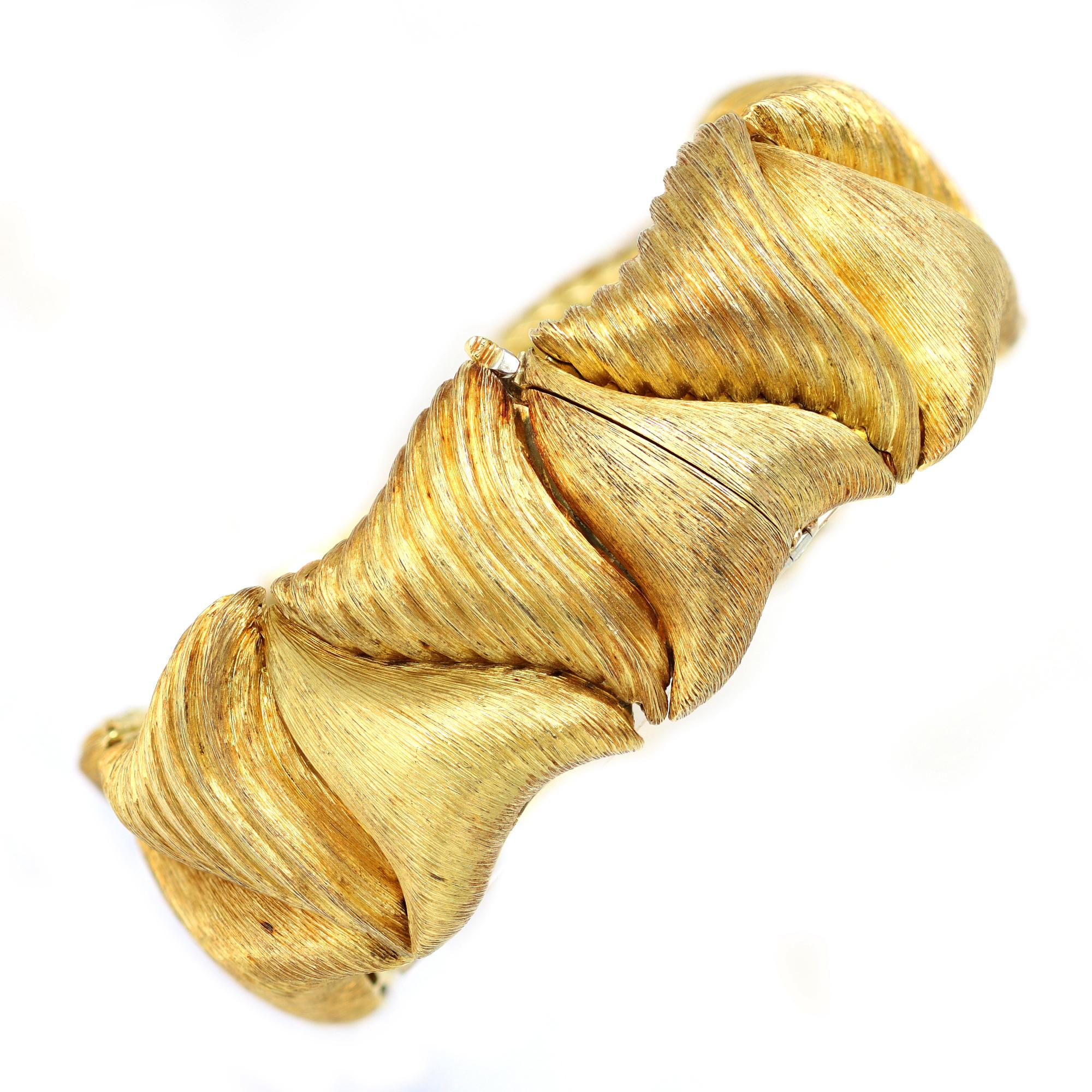 Highly sculptural textured gold link bracelet by the iconic jewelry house of Henry Dunay, designed as modified triangular yellow gold sections with alternating textures, mounted in 18-karat yellow gold. The bracelet was made circa 1970s and has a