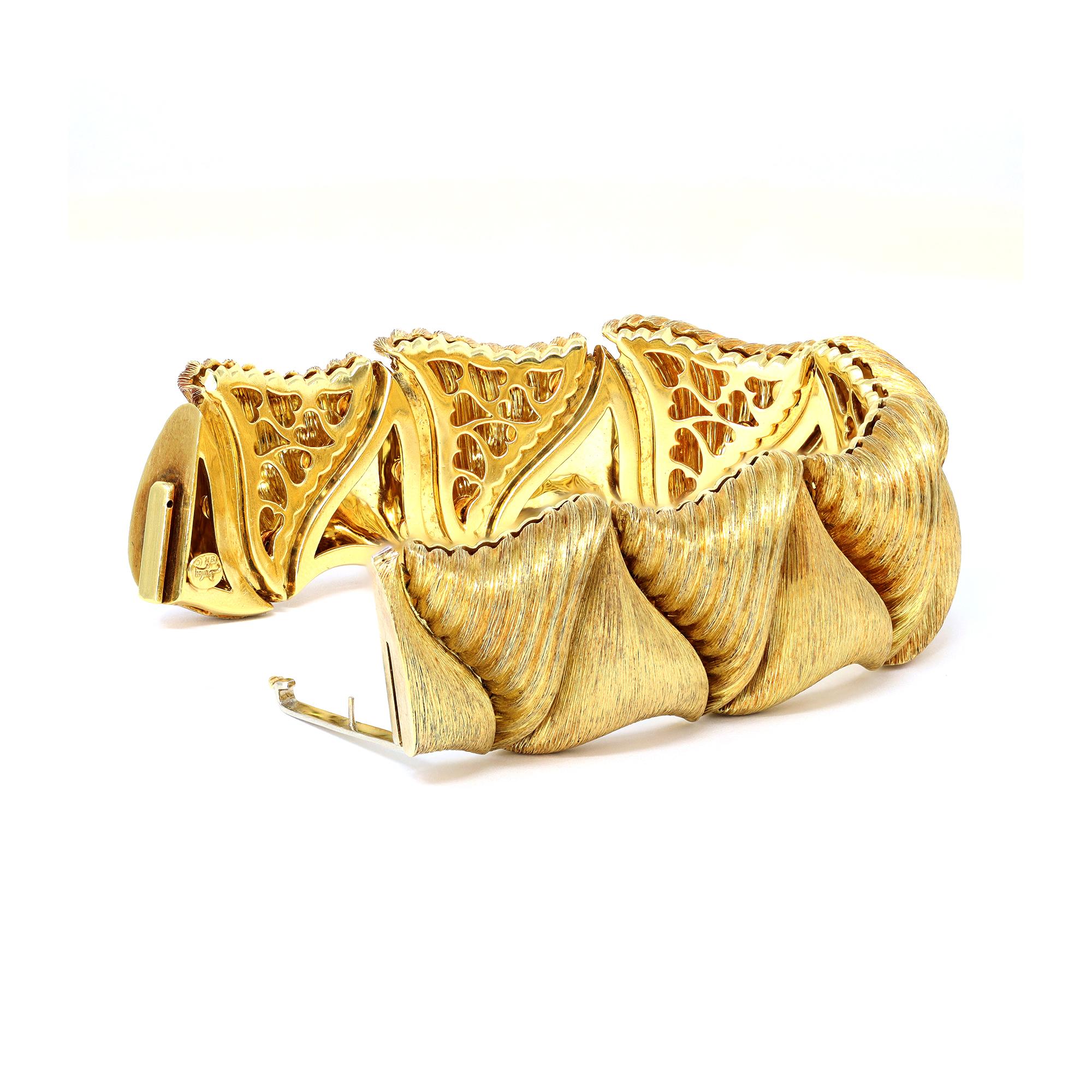 Modern Signed Henry Dunay Textured Gold Link Bracelet in 18 Karat Yellow Gold For Sale