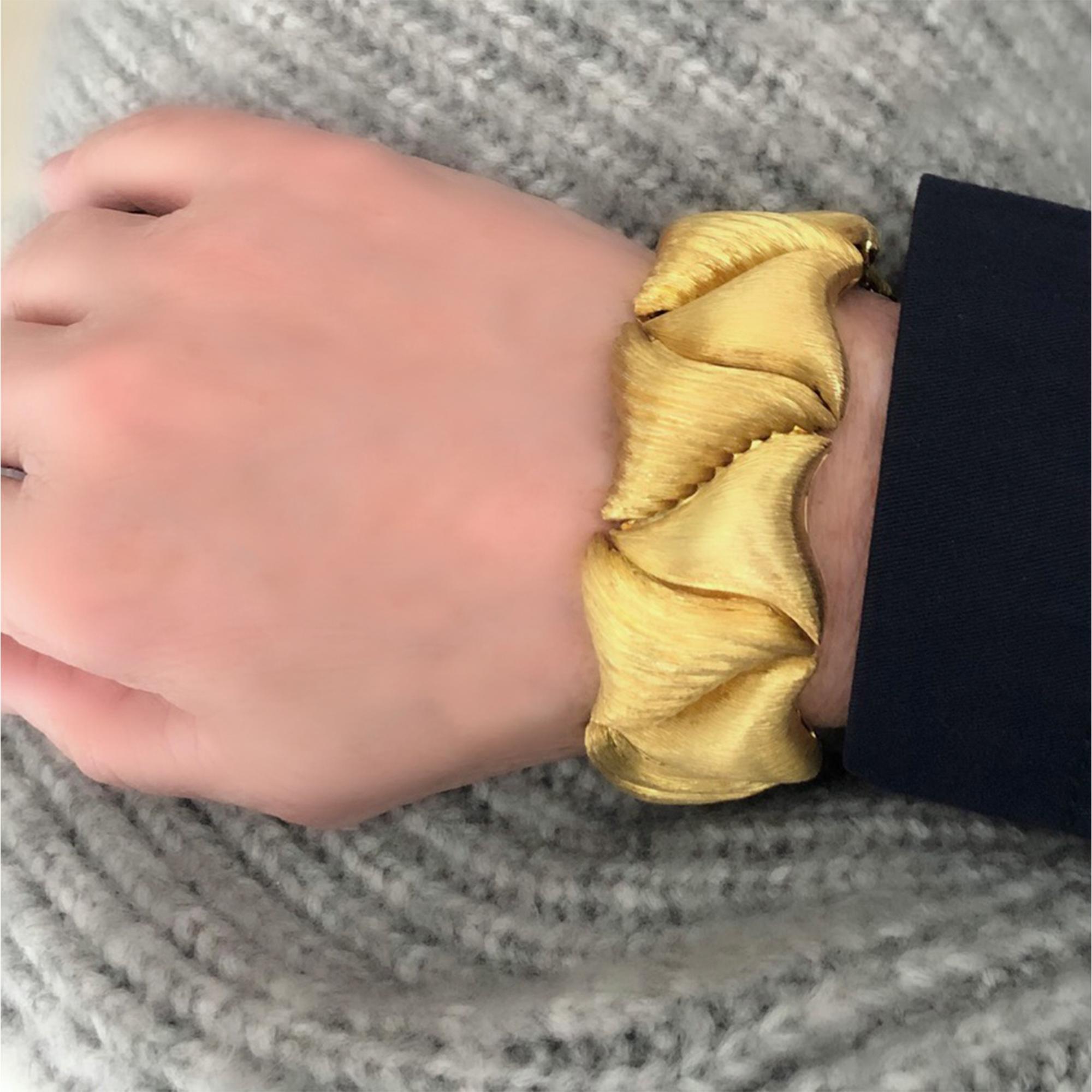 Women's or Men's Signed Henry Dunay Textured Gold Link Bracelet in 18 Karat Yellow Gold For Sale