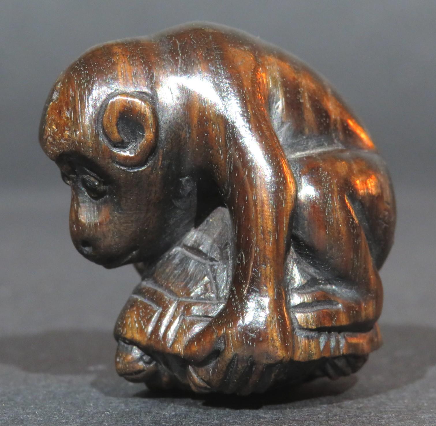 Japonais Un Netsuke japonais signé représentant un singe chevauchant une tortue, période Showa en vente