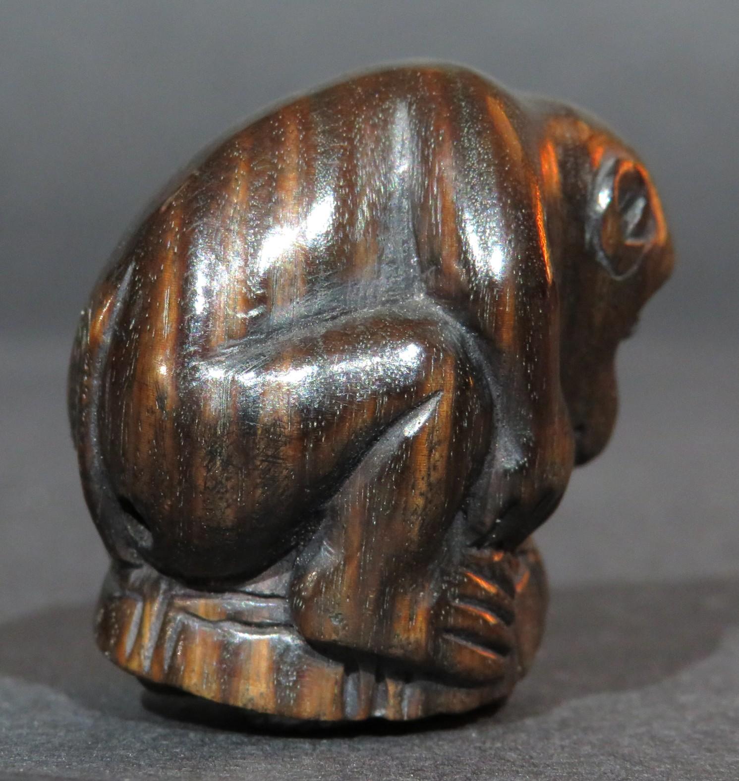 Sculpté Un Netsuke japonais signé représentant un singe chevauchant une tortue, période Showa en vente