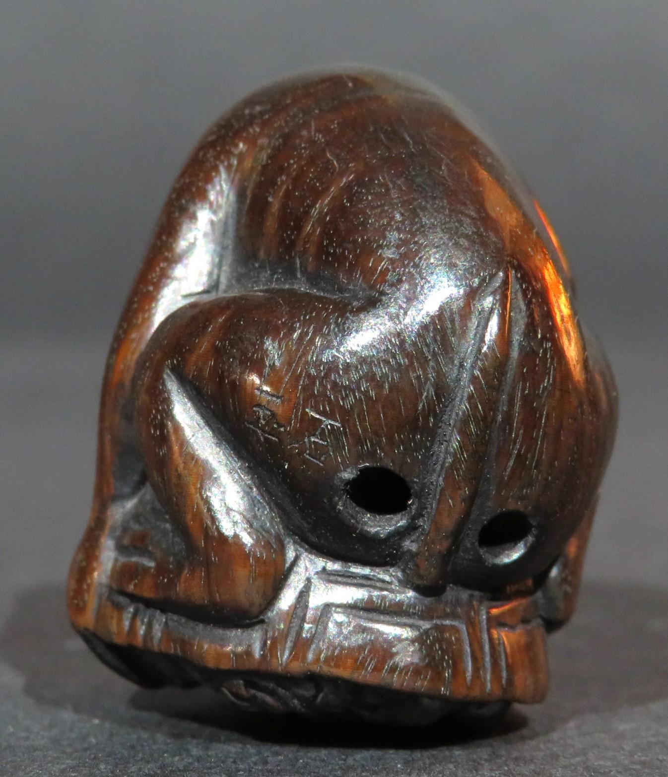 Un Netsuke japonais signé représentant un singe chevauchant une tortue, période Showa Bon état - En vente à Ottawa, Ontario