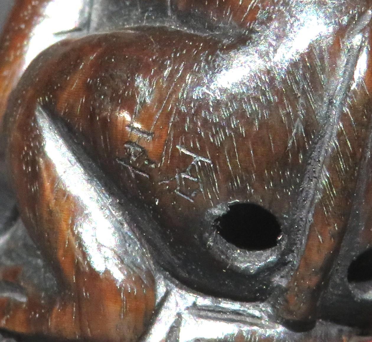 20ième siècle Un Netsuke japonais signé représentant un singe chevauchant une tortue, période Showa en vente