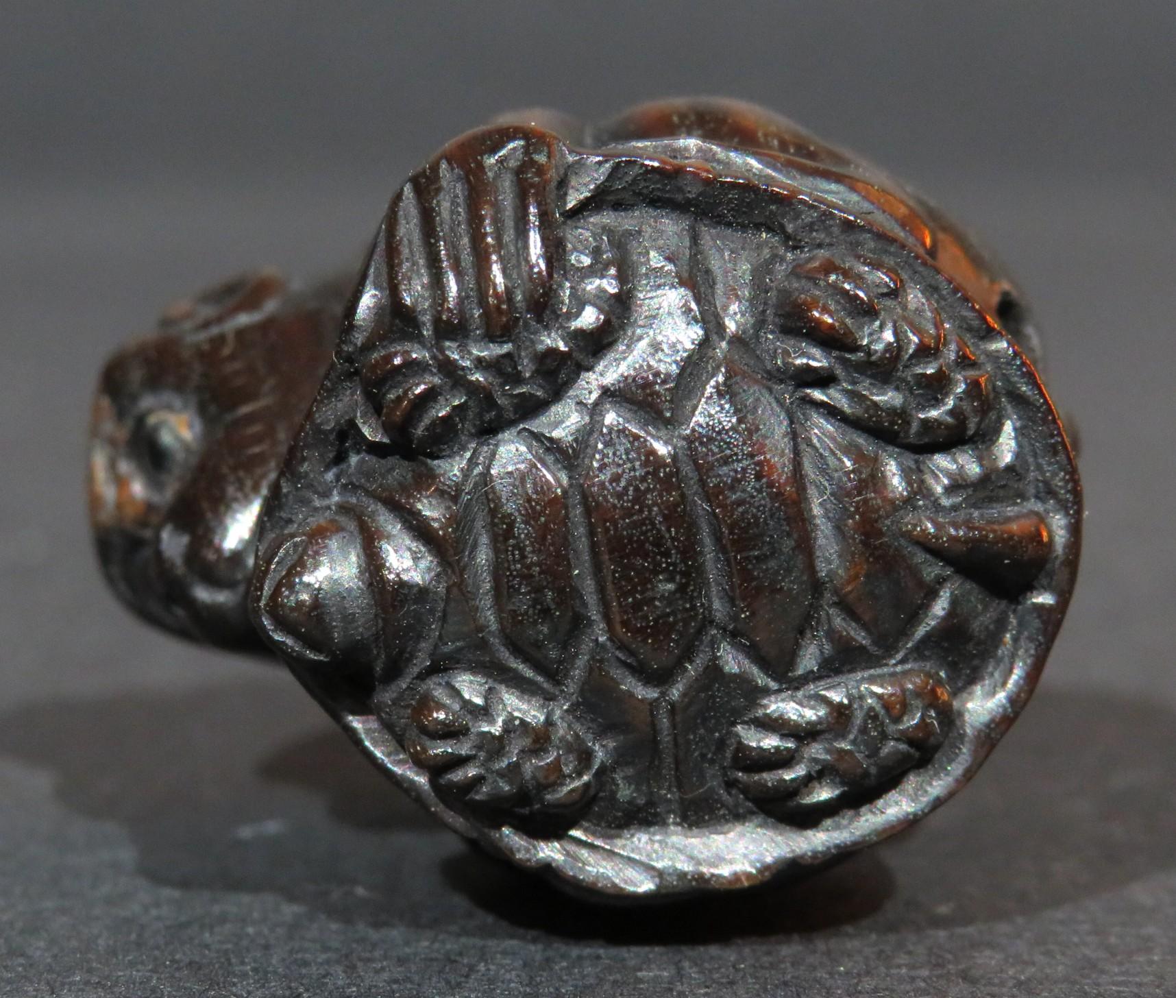 Bois de feuillus Un Netsuke japonais signé représentant un singe chevauchant une tortue, période Showa en vente