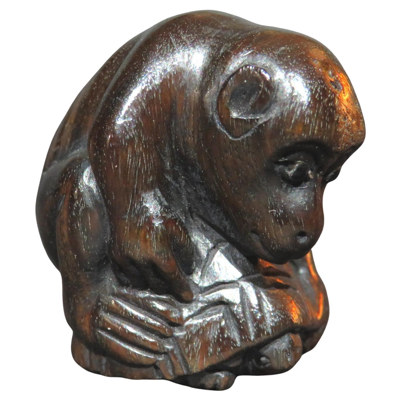 Signiertes japanisches Netsuke eines Affen, der auf einer Schildkröte reitet, Showa-Periode