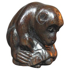 Signiertes japanisches Netsuke eines Affen, der auf einer Schildkröte reitet, Showa-Periode