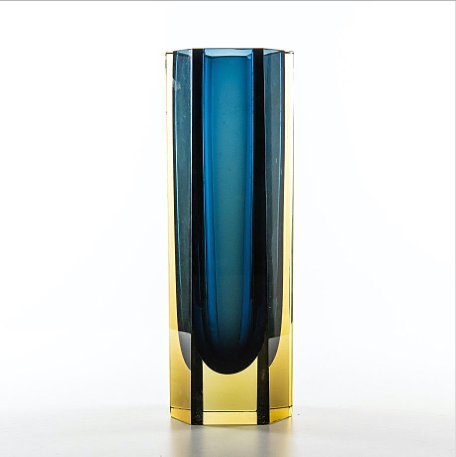 A free blown, cased glass, facet cut Art-object “Prisma”, model KF 249, in blue, yellow and green hues. Designed by Kaj Franck in 1953 and executed by the Nuutajärvi-Notsjö glassworks, Finland in 1963.
These vases were made between 1954 and 1968 in