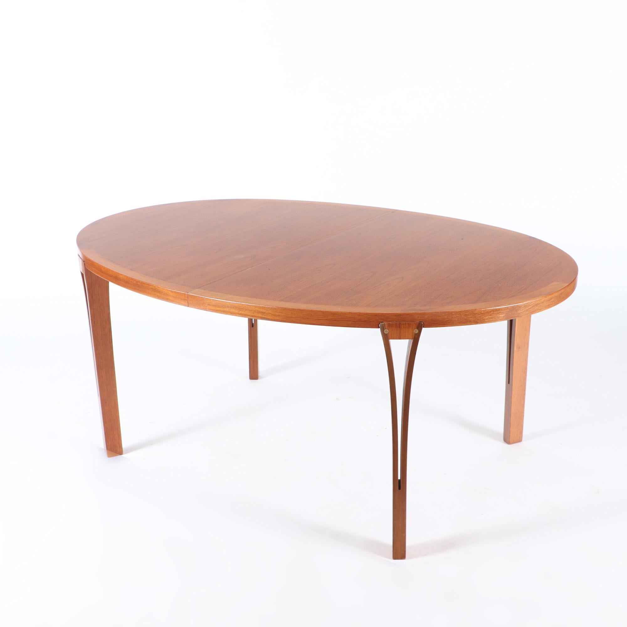 A signed Sven Ellekaer mid century modern teak Danish dining room table with two leaves circa 1960. Having sculptural clothespin form legs.
Leaves being 19.75