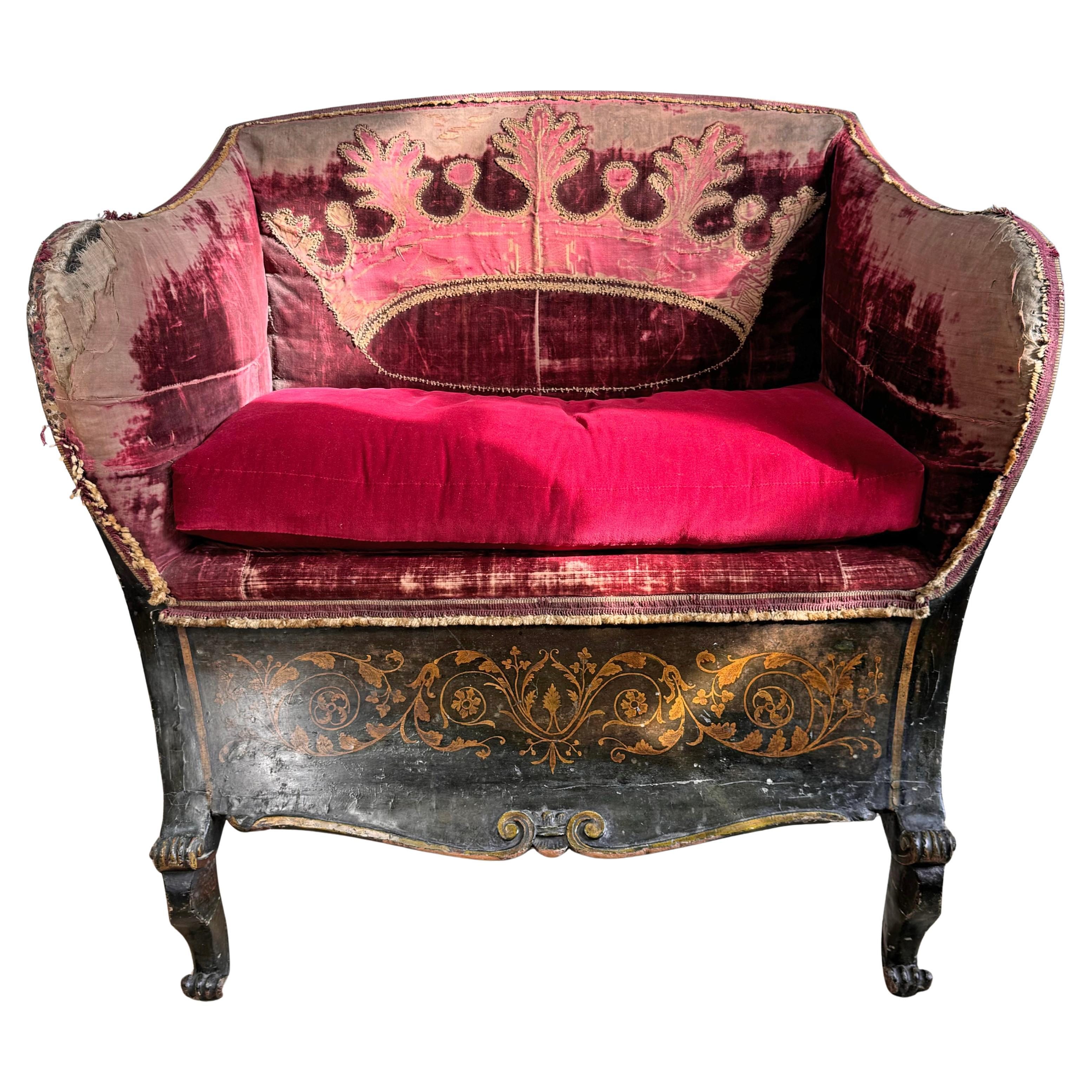 Una Silla Coronada Francesa del Siglo XVIII con Forma de Trineo, Importante y Rara