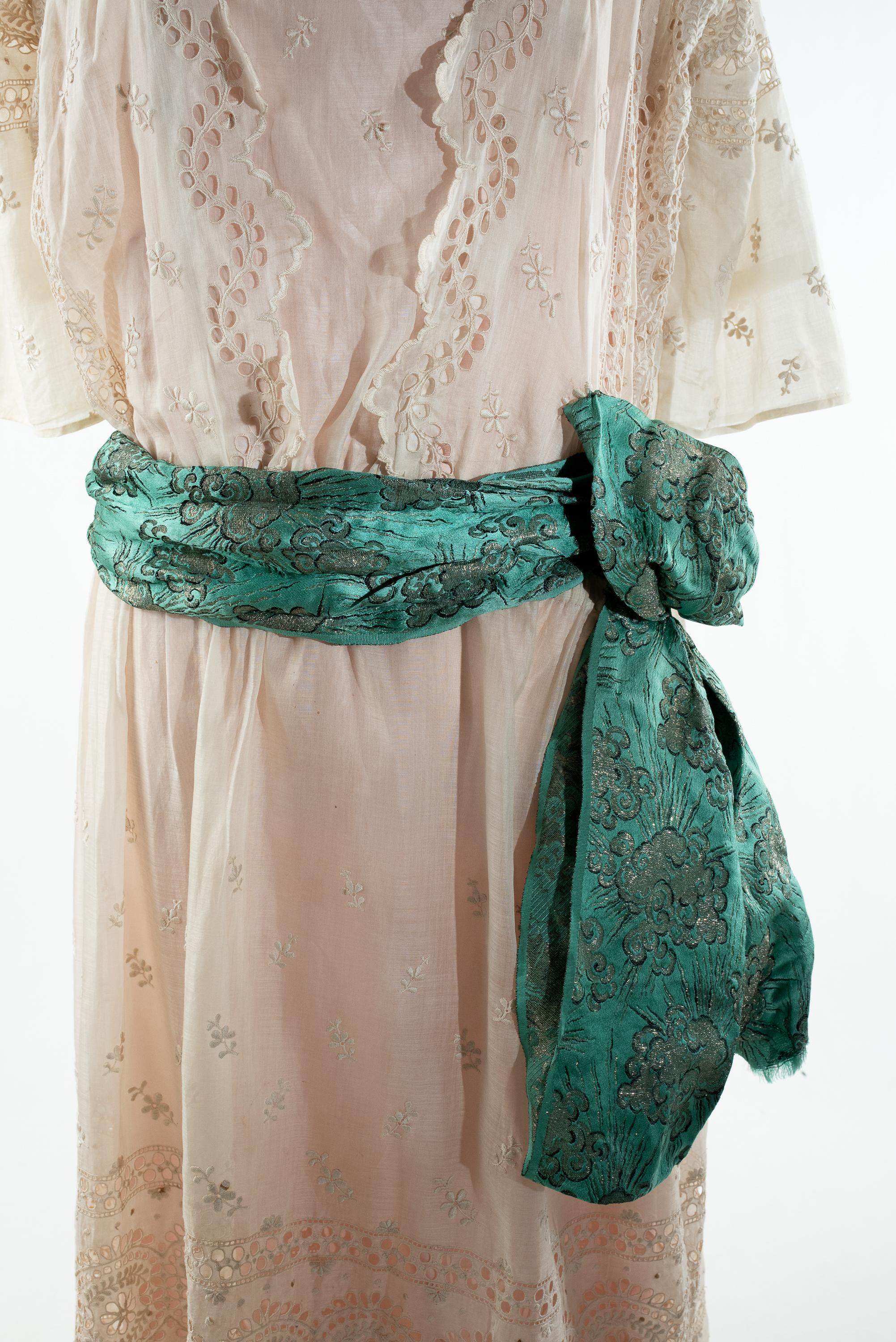 Seiden- pongee & weißes Chiffon-Sommerkleid mit Stickerei - Frankreich um 1920 im Angebot 11