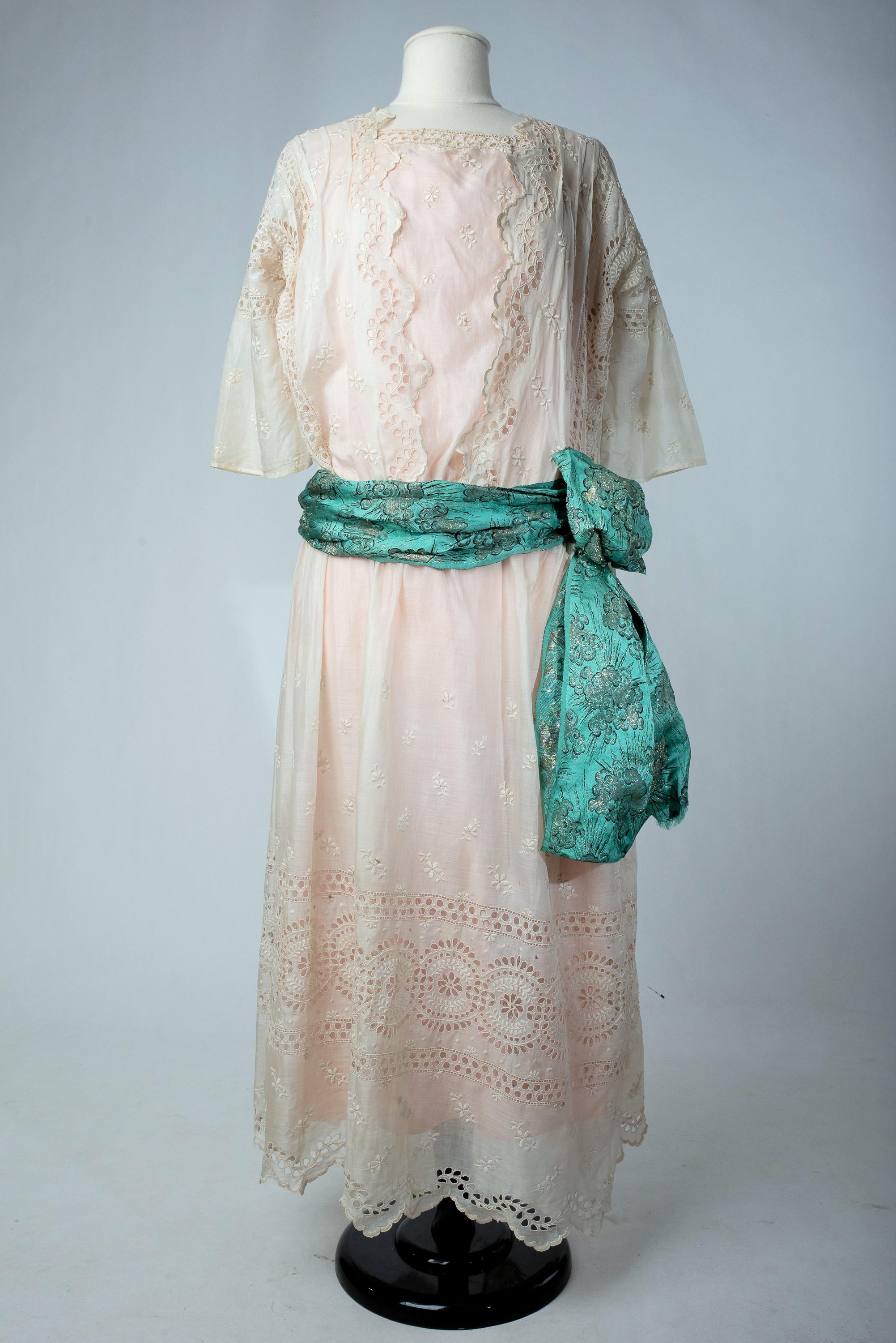 Seiden- pongee & weißes Chiffon-Sommerkleid mit Stickerei - Frankreich um 1920 (Grau) im Angebot