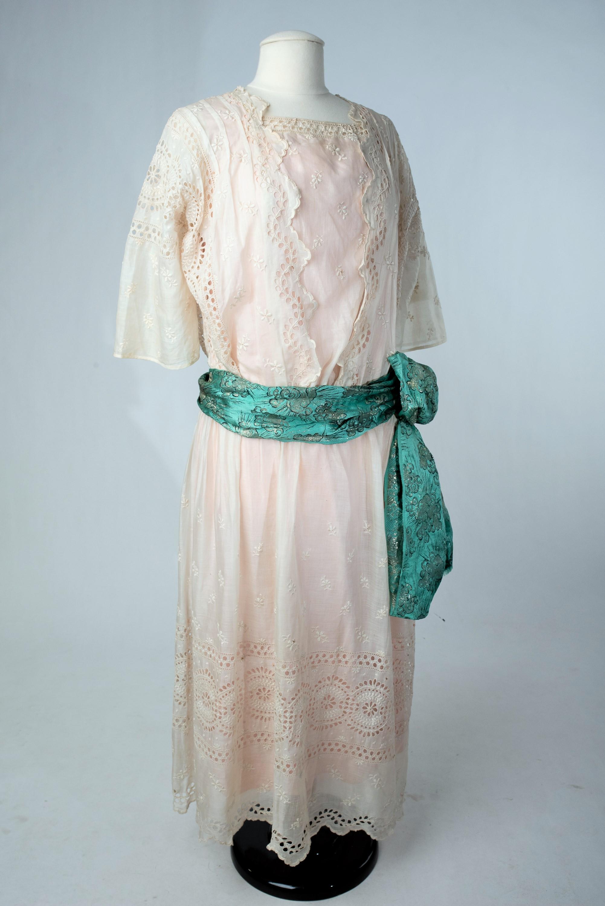 Seiden- pongee & weißes Chiffon-Sommerkleid mit Stickerei - Frankreich um 1920 im Zustand „Gut“ im Angebot in Toulon, FR
