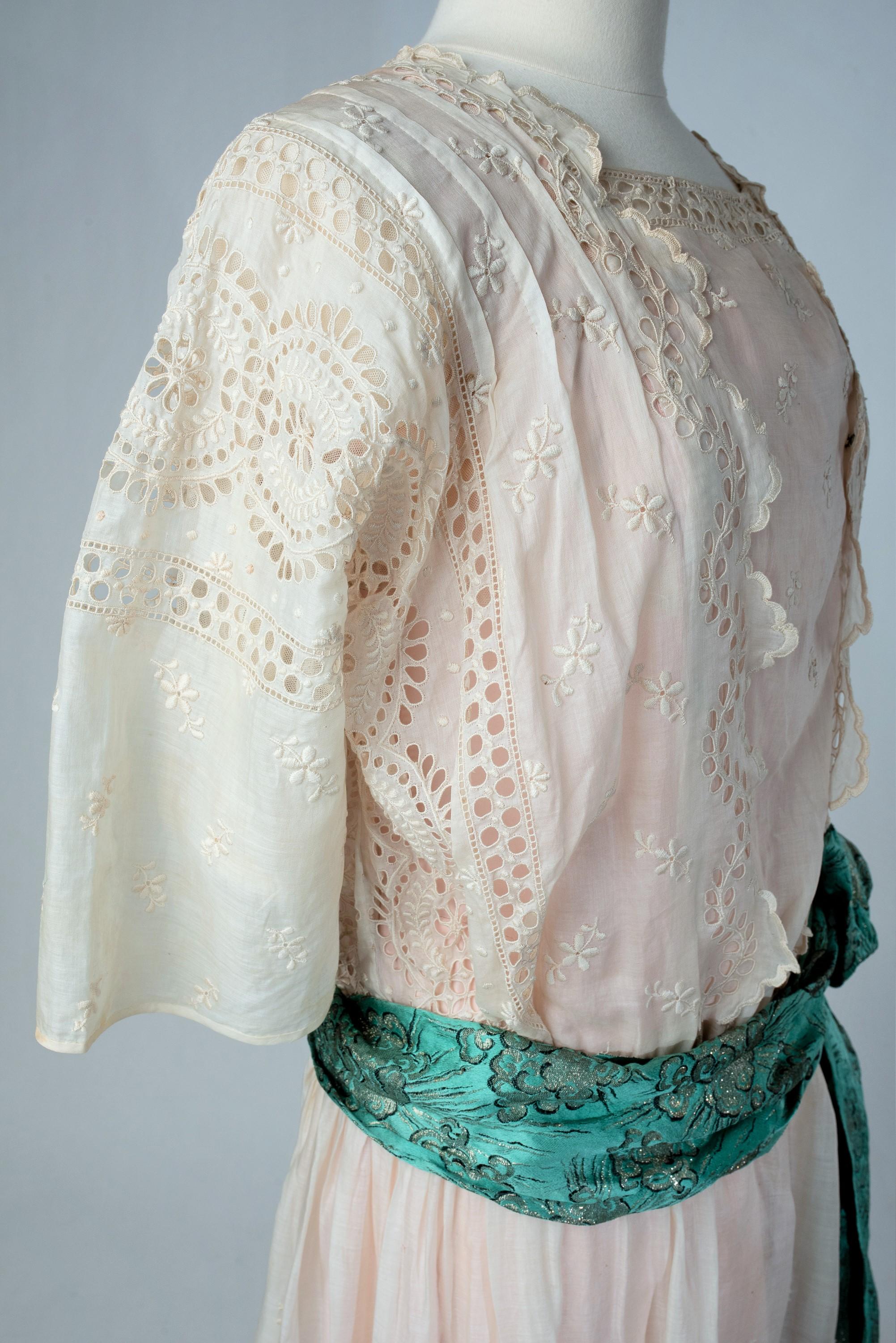 Seiden- pongee & weißes Chiffon-Sommerkleid mit Stickerei - Frankreich um 1920 Damen im Angebot