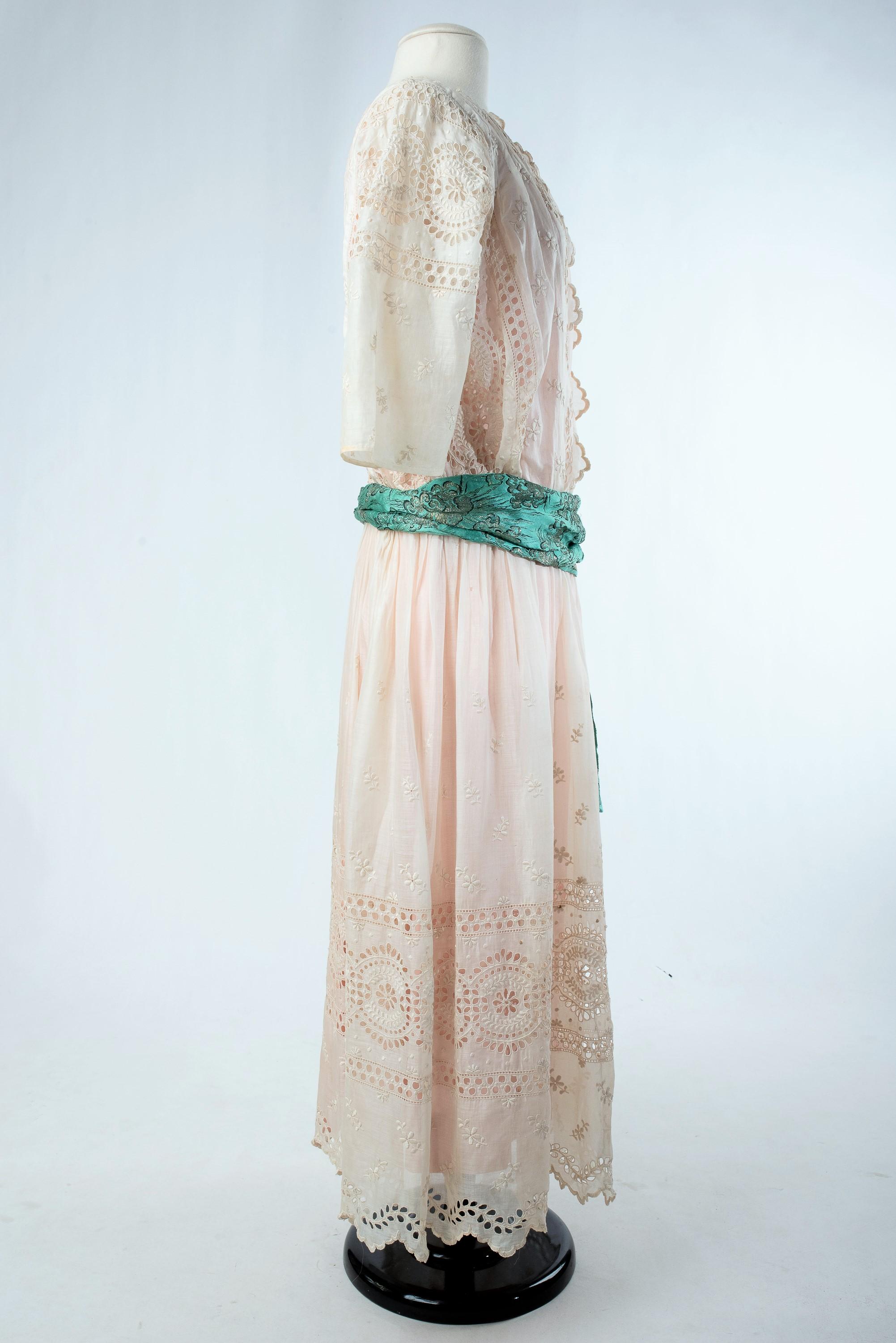 A silk pongee & White Embroidery Chiffon Summer Dress - France Circa 1920 In Good Condition For Sale In Toulon, FR