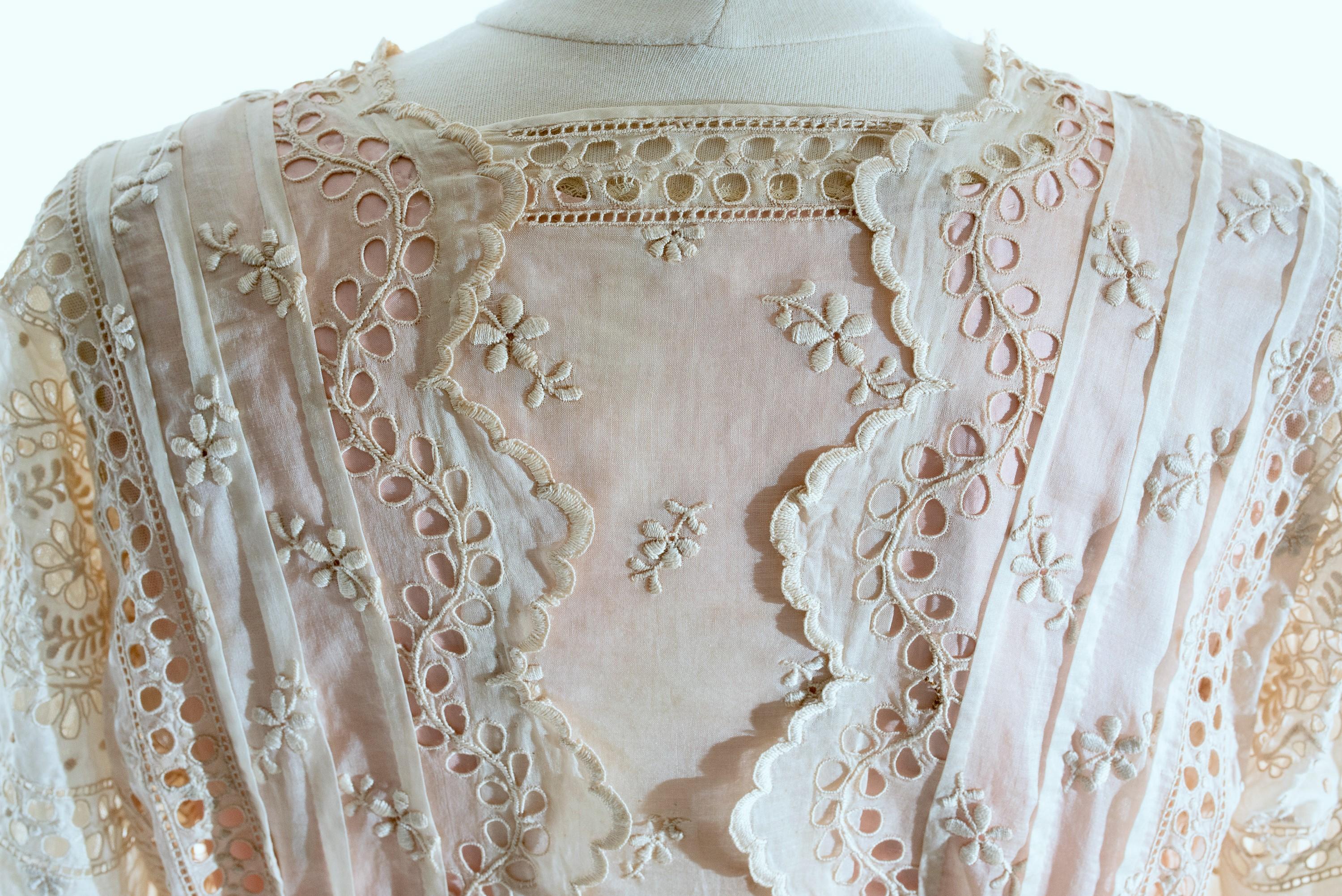 A silk pongee & White Embroidery Chiffon Summer Dress - France Circa 1920 For Sale 1