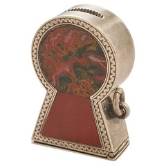 Una scatola di fiammiferi a forma di buco della serratura, in argento e agata