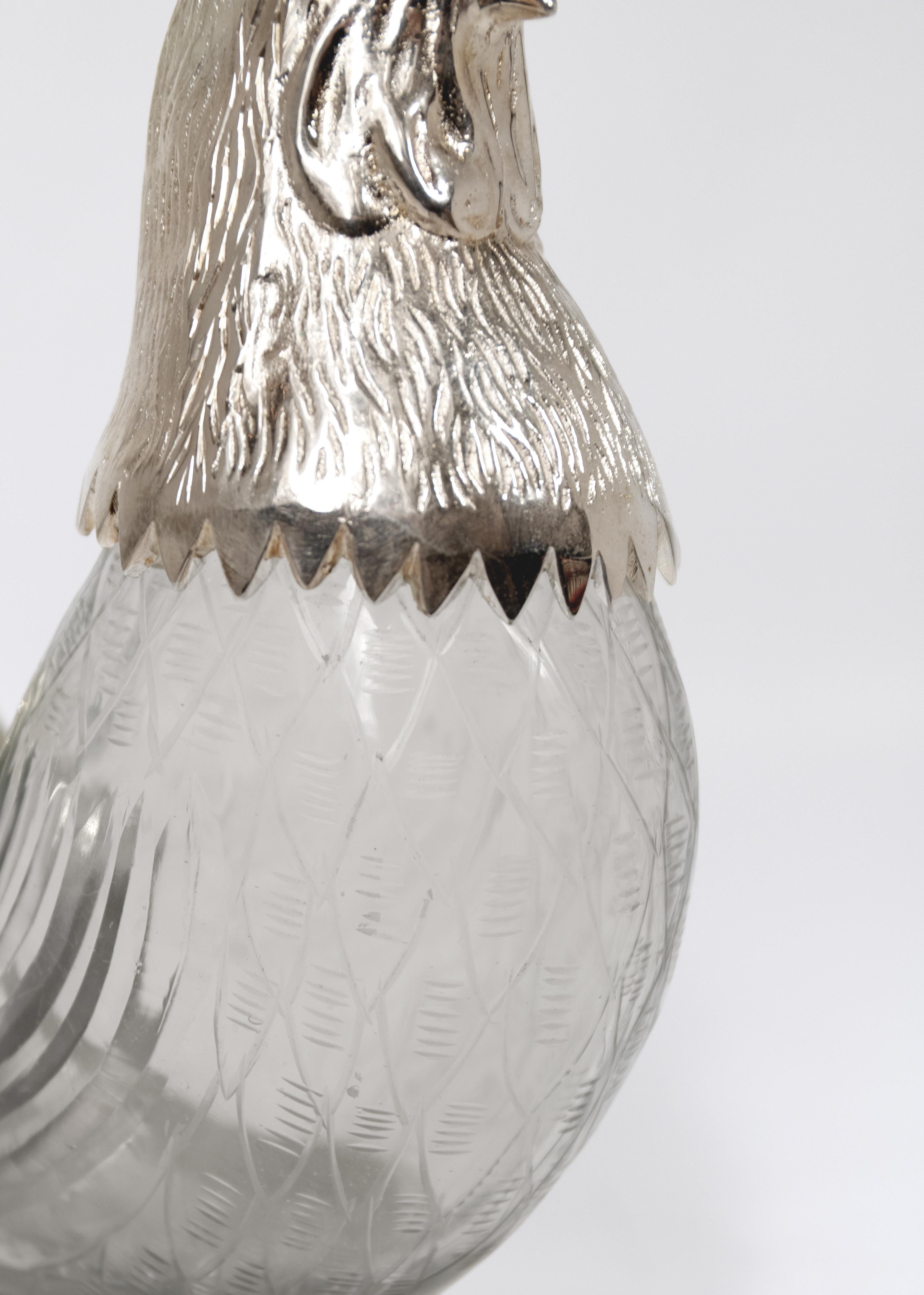 Carafe à décanter en argent et verre taillé en forme de coq en vente 2
