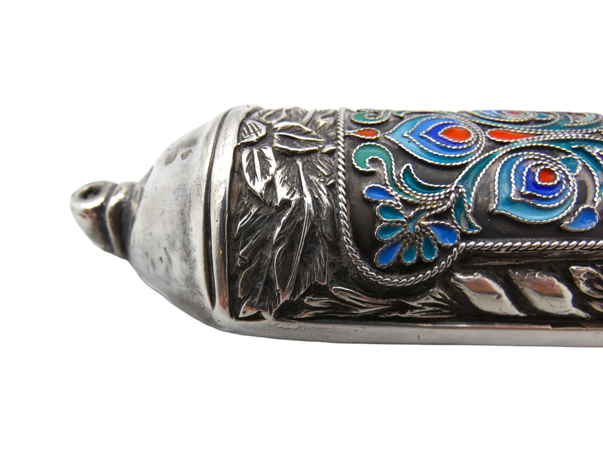 Impresionante estuche para mezuzá de plata y esmalte fabricado por Henryk Winograd en Estados Unidos en 1991.

Henryk Winograd (1916-2008) fue un maestro platero que creó hermosas cajas de mezuzá. Emigró a Estados Unidos desde su Polonia natal en