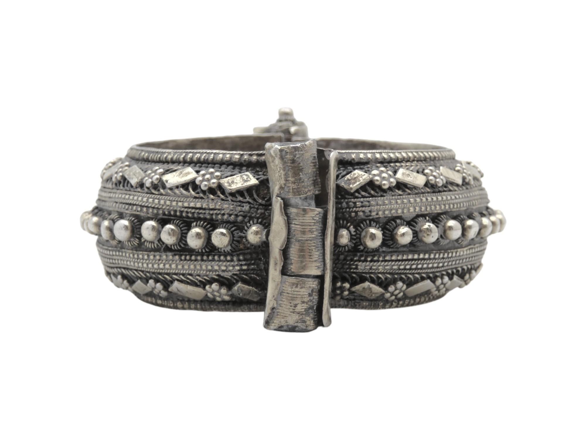 Este elaborado brazalete 