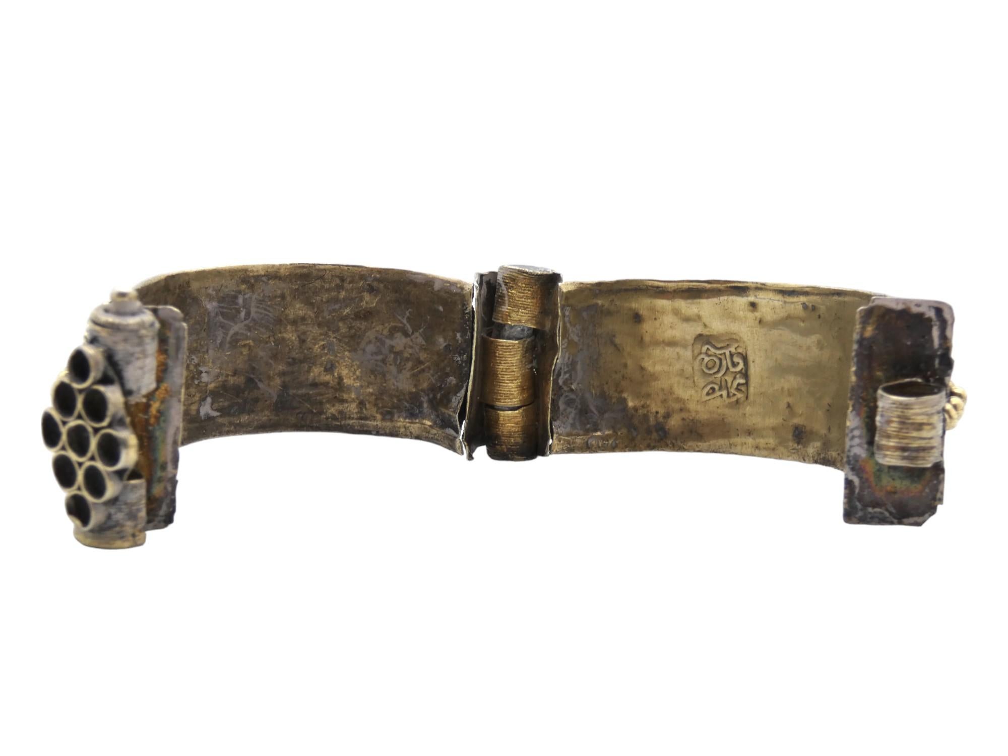 Una Pulsera de Plata y Filigrana, Joyería para Mujer, Yemen Circa 1900 en Bastante bueno estado para la venta en New York, NY