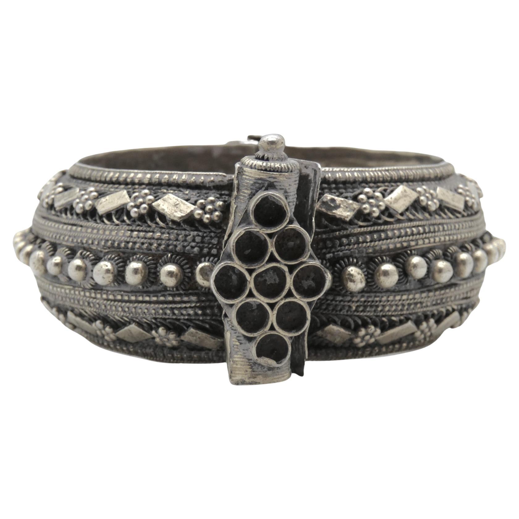 Una Pulsera de Plata y Filigrana, Joyería para Mujer, Yemen Circa 1900 en venta