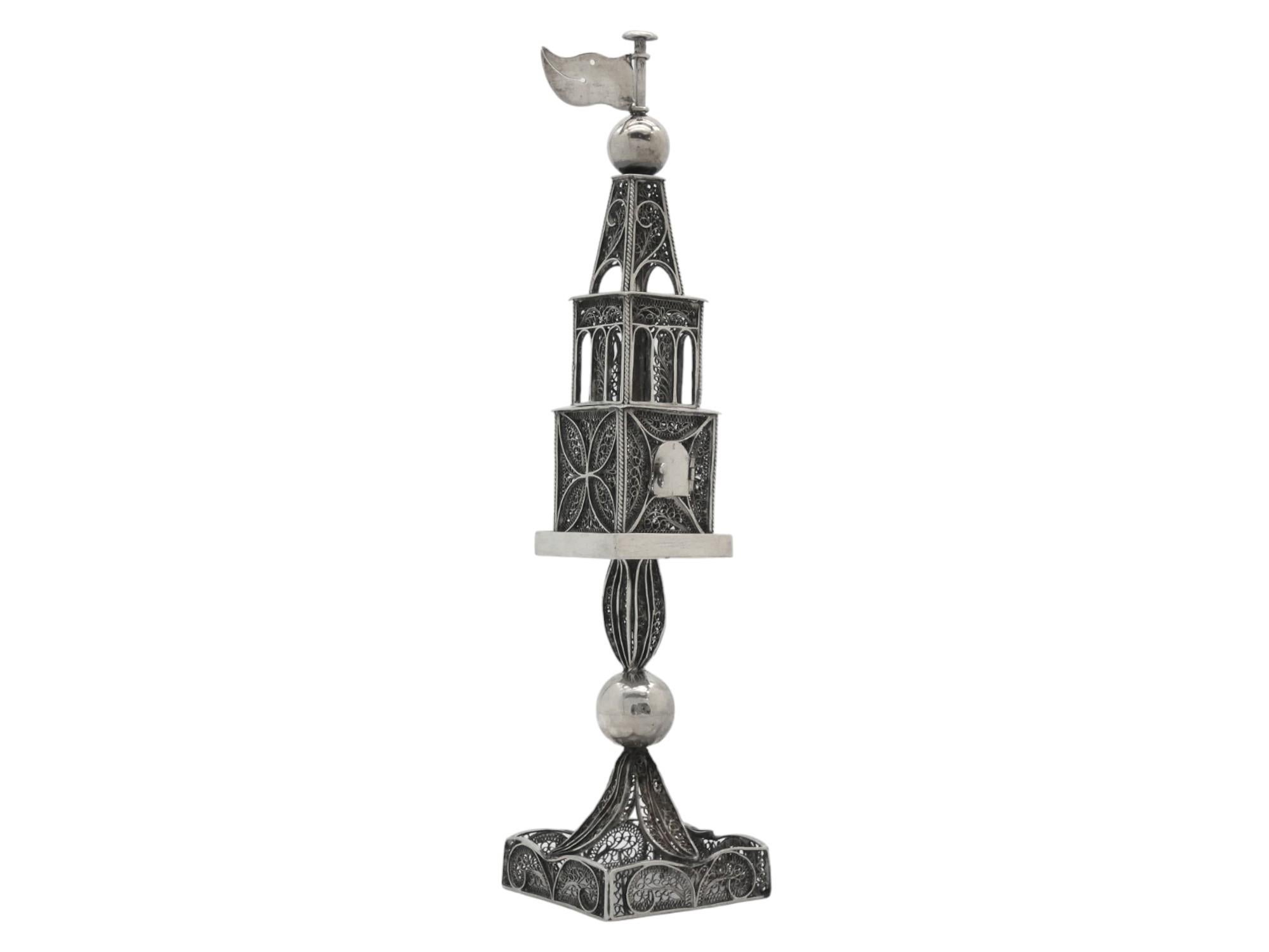 Exemple exquis d'orfèvrerie magistrale, cette tour à épices autrichienne est fabriquée en argent et en filigrane d'argent, témoignant d'un remarquable sens artistique et d'un grand souci du détail. 

Il repose sur une base carrée en filigrane ajouré
