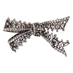Antike Schleifenbrosche aus Silber und Gold mit Diamanten in Silber und Gold