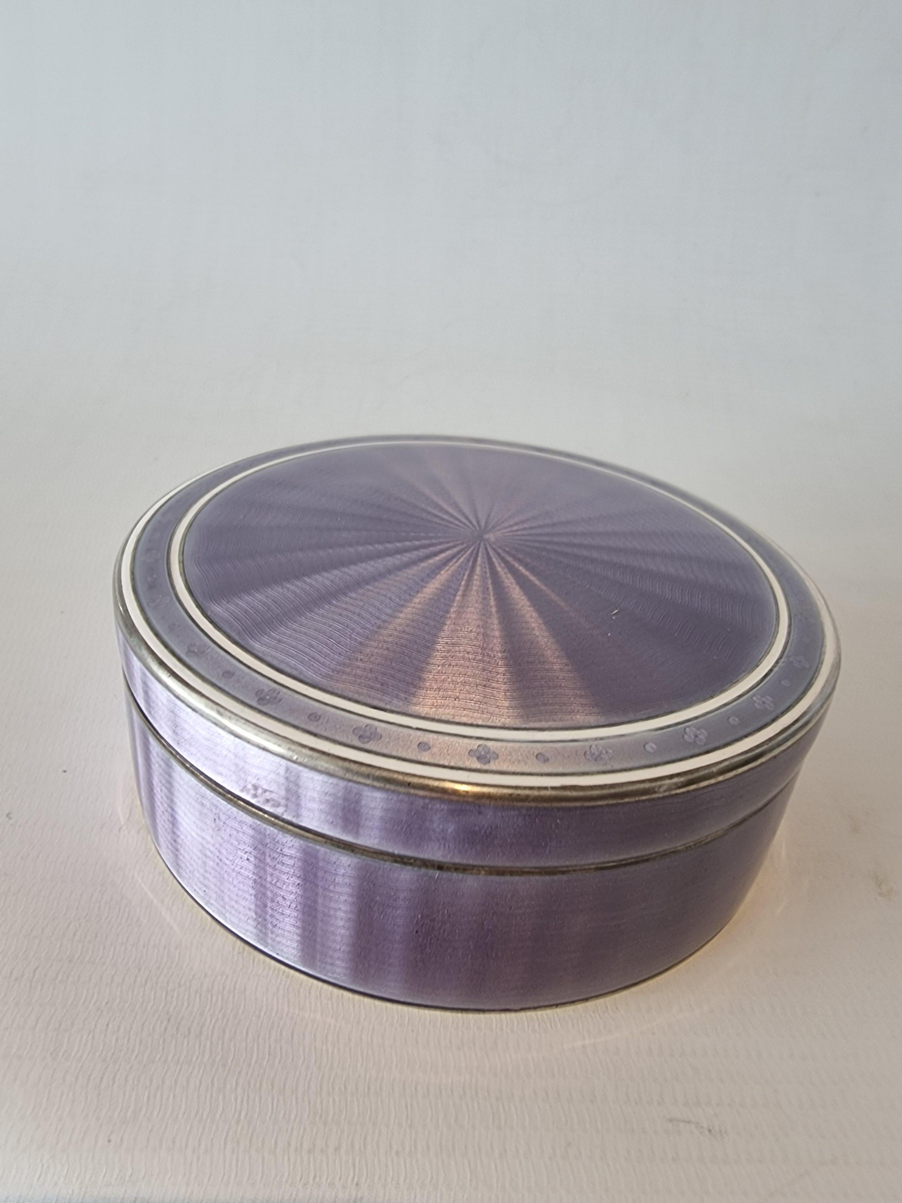 Début du 20ème siècle A  Boîte en argent et émail guilloché violet en vente