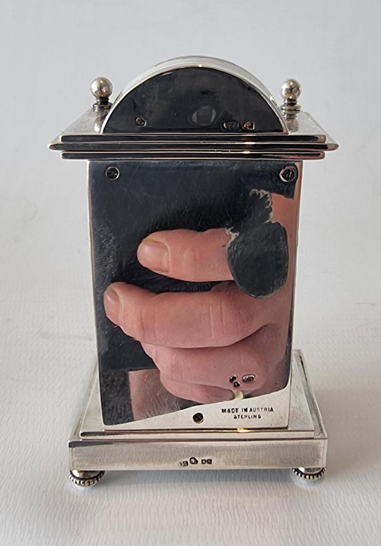 Reise- oder Boudoir-Uhr aus Silber und weißer Guilloche-Emaille im Zustand „Gut“ im Angebot in London, GB