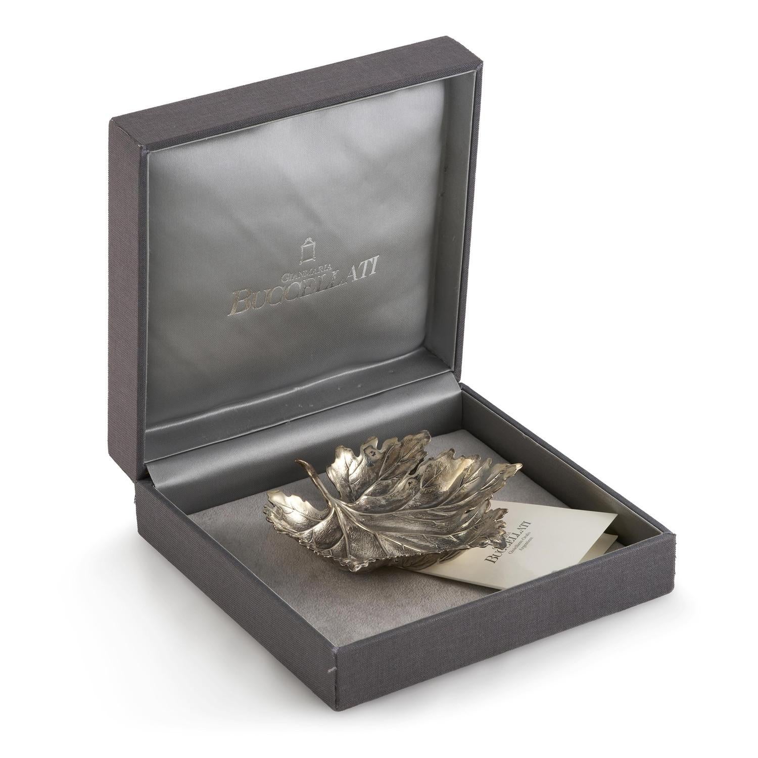 Realistically modeled as a leaf marked on reverse, also marked 925
10cm x 11cm 
Weight: 69gr.
Buccellati box
Signed Buccellati 