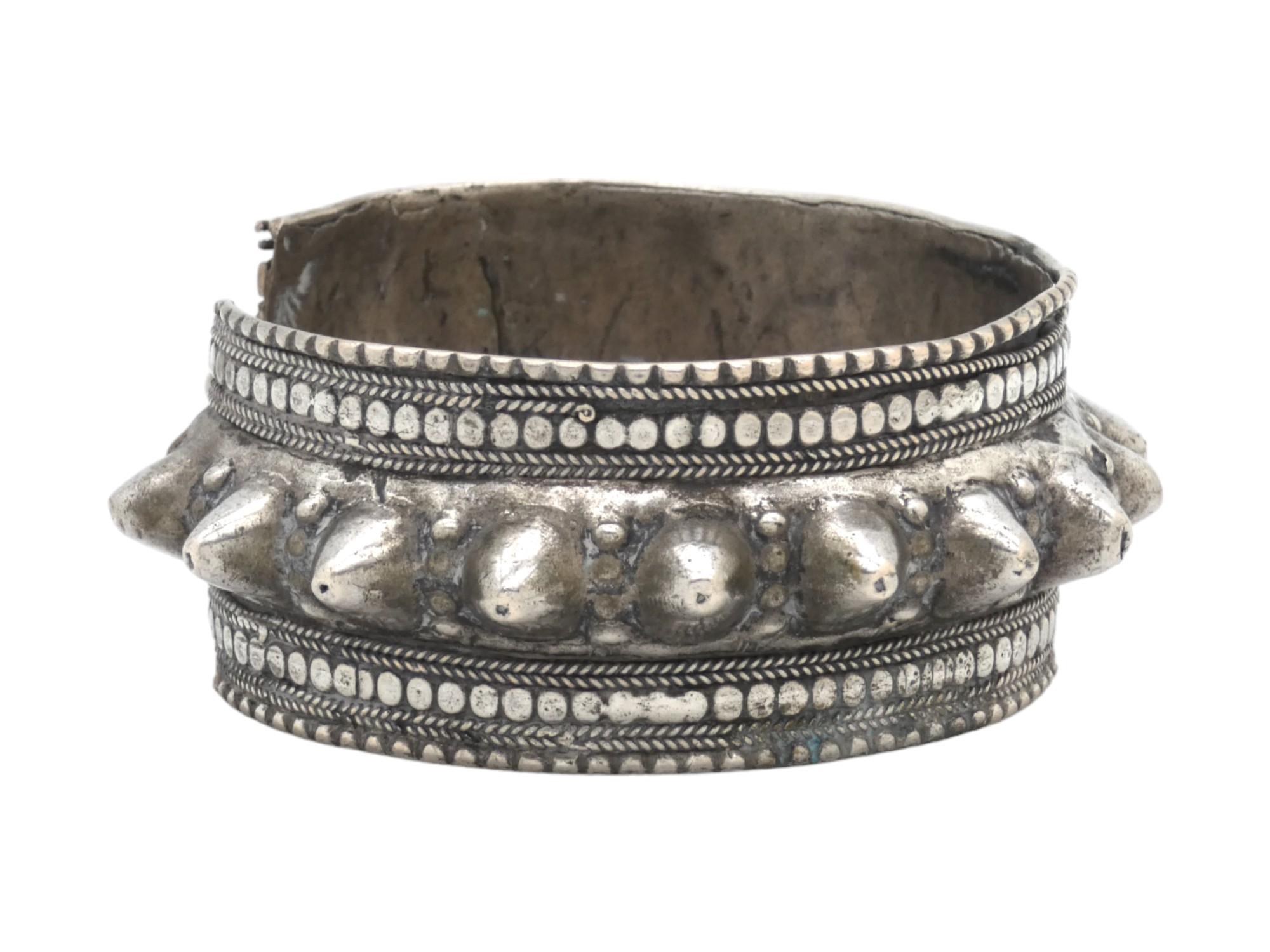 Yemeni A Silver Band, Jewelry for Women, Yemen Circa 1900 For Sale