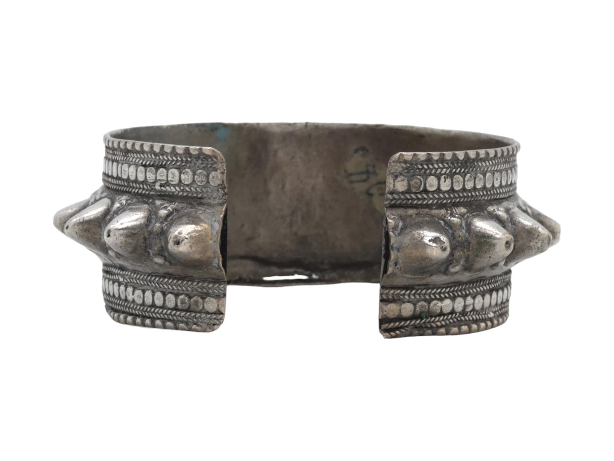 A Silver Band, Jewelry for Women, Yemen Circa 1900 In Good Condition For Sale In New York, NY