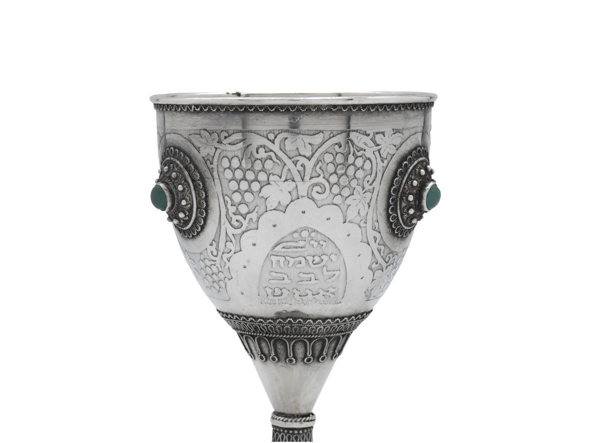 Questo calice da Kiddush in argento Bezalel inciso all'acido, proveniente da Israel e risalente al 1950 circa, è un bellissimo pezzo di Judaica con un significativo valore artistico e culturale. 

Fondata nel 1906 da Boris Schatz a Gerusalemme,