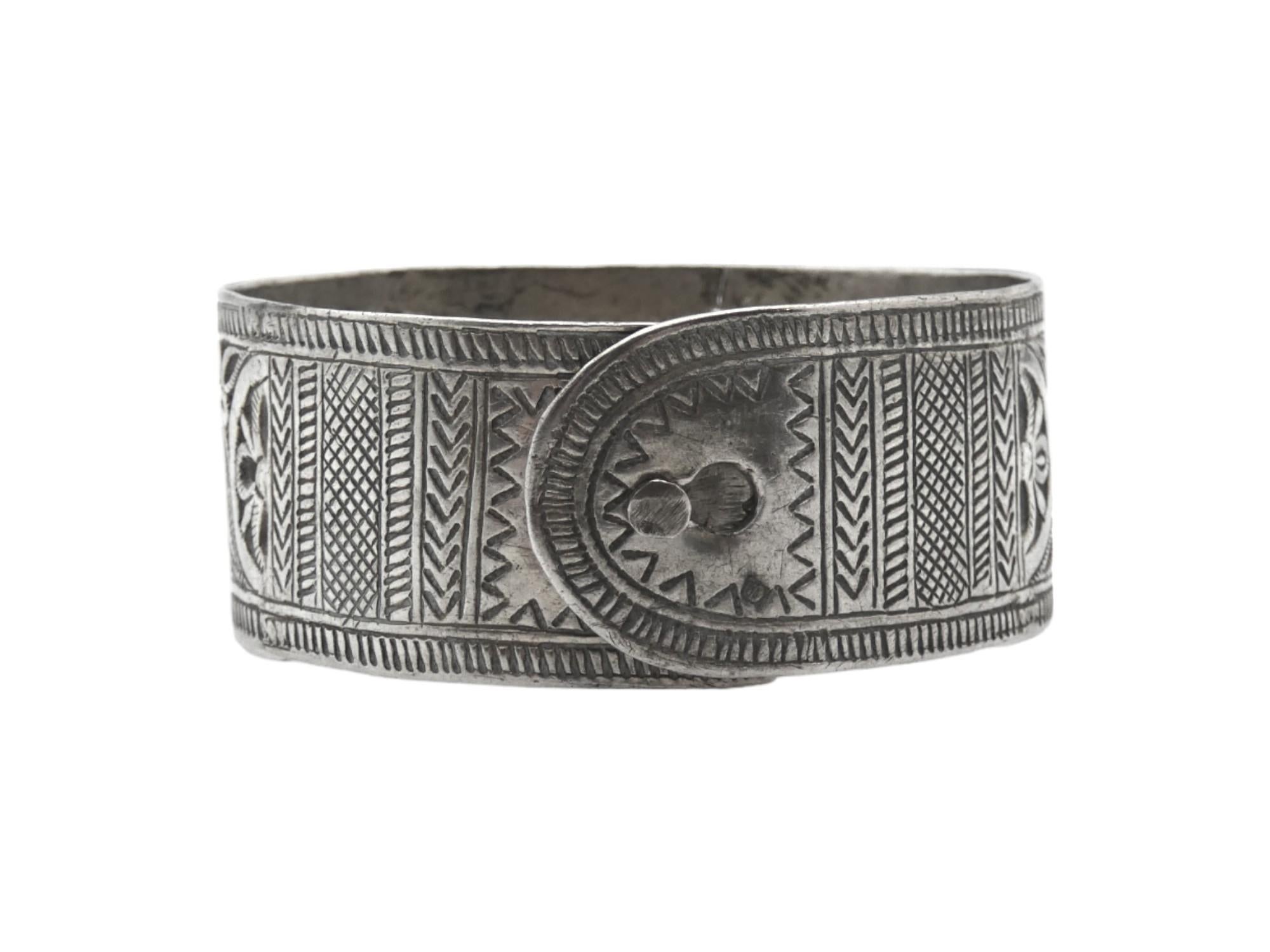 An elegant expression of North African artistry, this silver bracelet, crafted circa 1900 in the Morocco-Algeria region, beautifully combines strength and refinement. Formed from a solid yet flexible silver band, the bracelet is expertly pierced