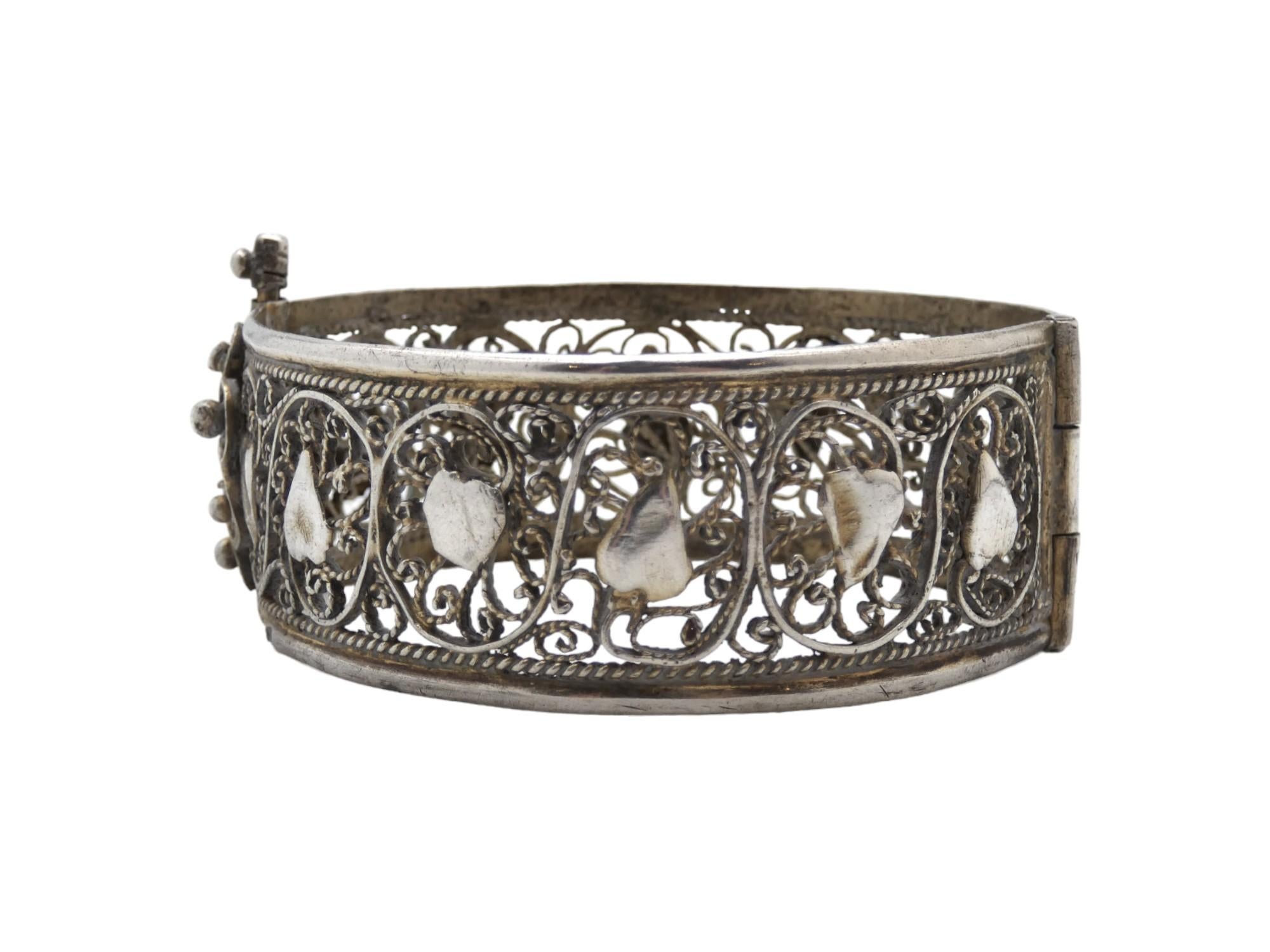 Dieses um 1900 gefertigte Silberarmband ist ein eindrucksvolles Beispiel für die traditionelle jemenitische Silberschmiedekunst und soll das Handgelenk einer Frau mit außergewöhnlicher Eleganz schmücken. Das Armband zeichnet sich durch ein